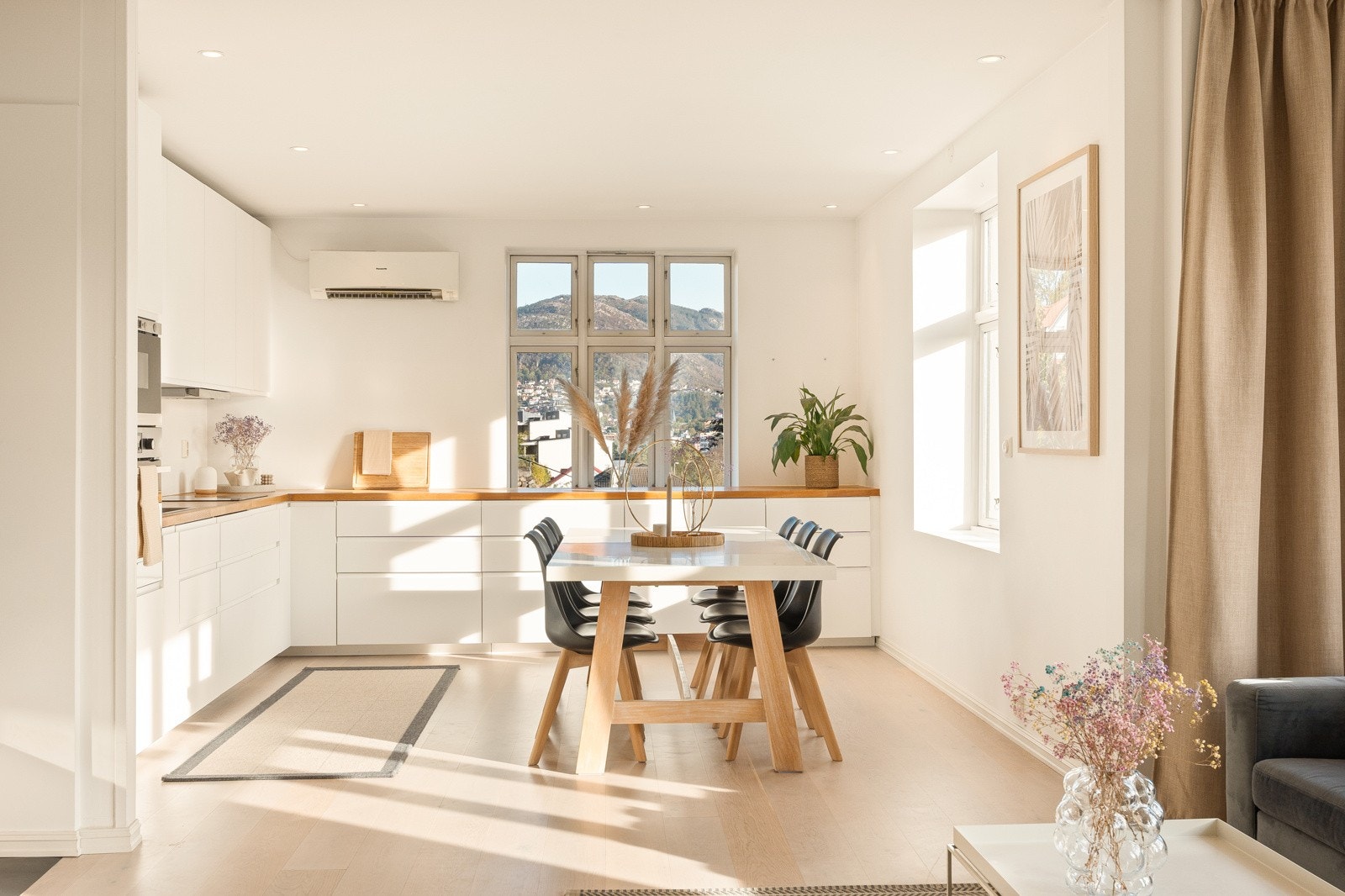 Stuen og kjøkkenet har rikelig med naturlig lysinnslipp. Galleribilde