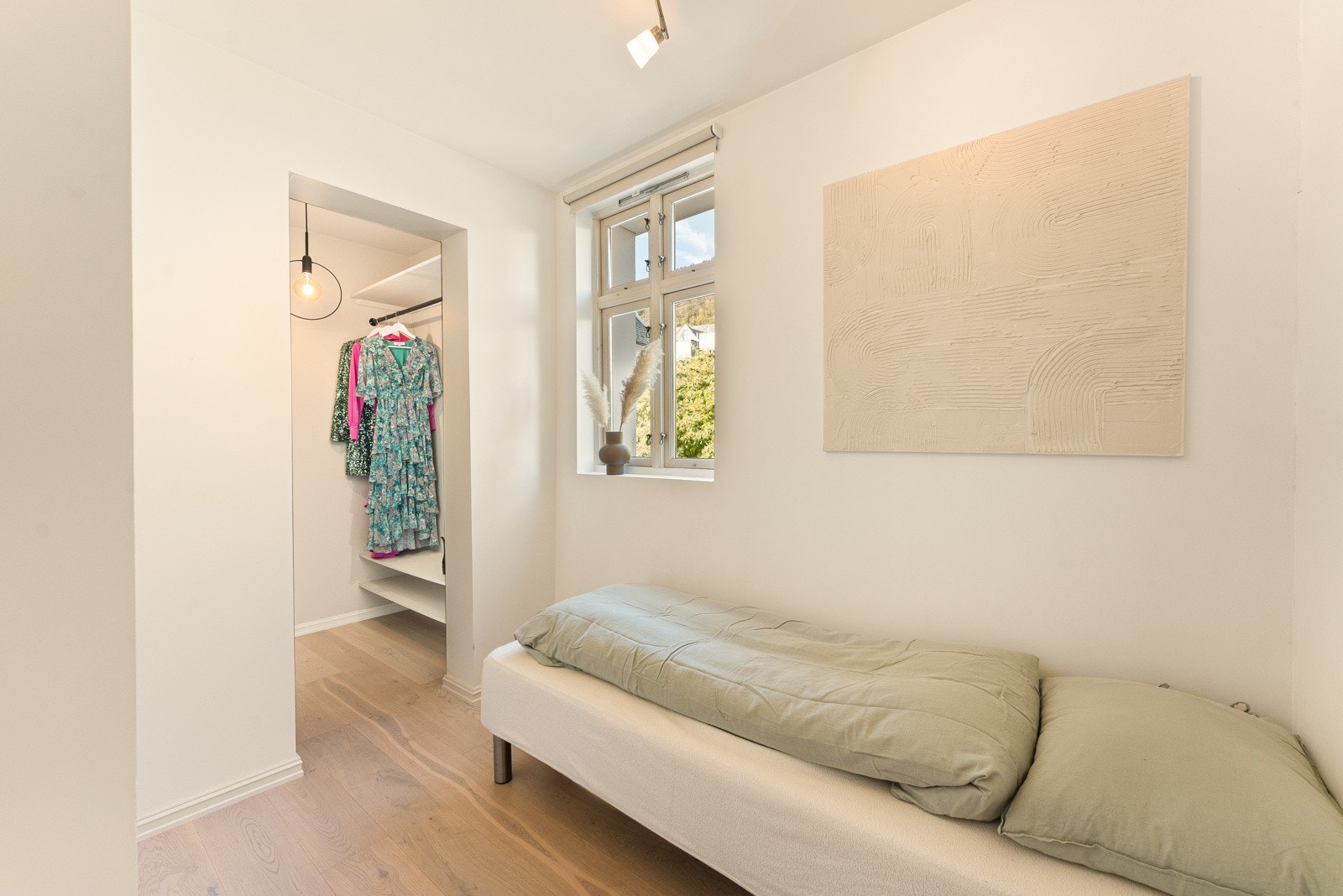 Praktisk garderobe tilknyttet soverom. Galleribilde