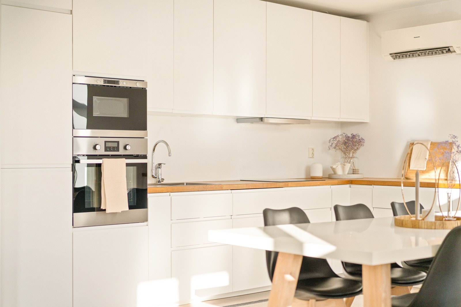 Kjøkkenet er moderne med slette fronter og benkeplate i heltre med nedfelt vask av stål. Galleribilde