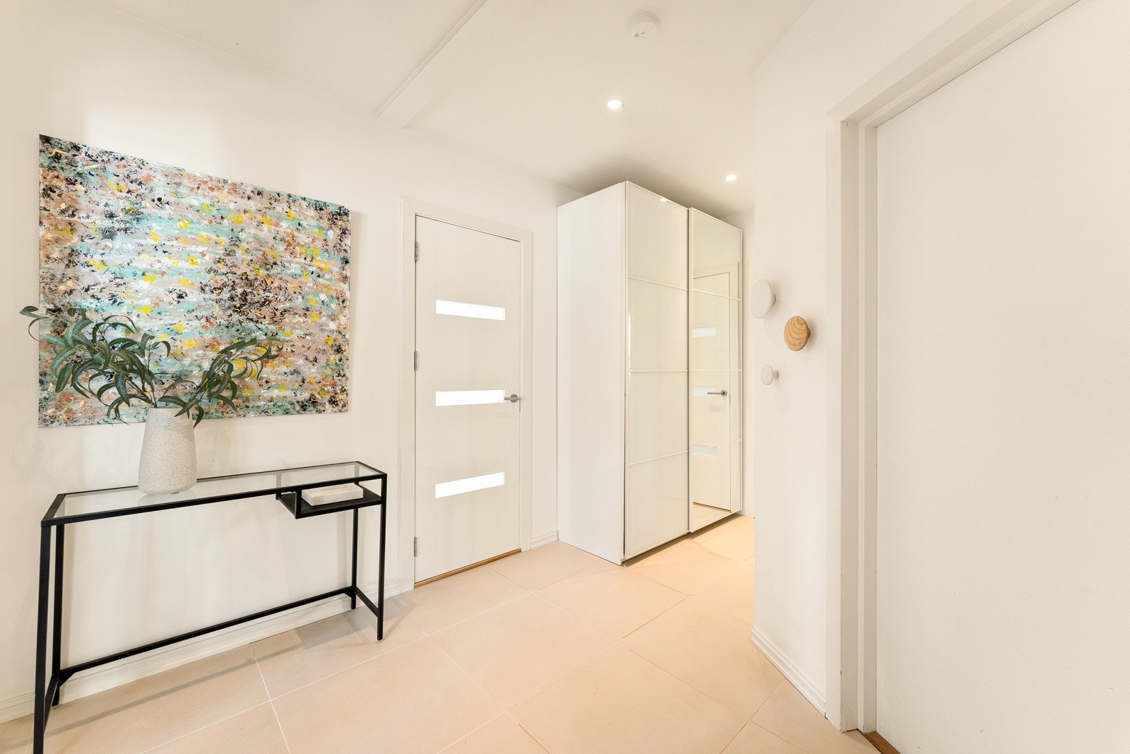 Fra gangen har man tilkomst til leilighetens stue og kjøkken, soverom og bad. Galleribilde