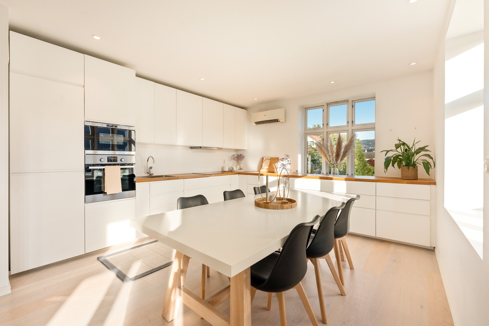 Kjøkkeninnredningen er levert av IKEA og har en fin utforming som gir godt med benke- og skapplass. Galleribilde