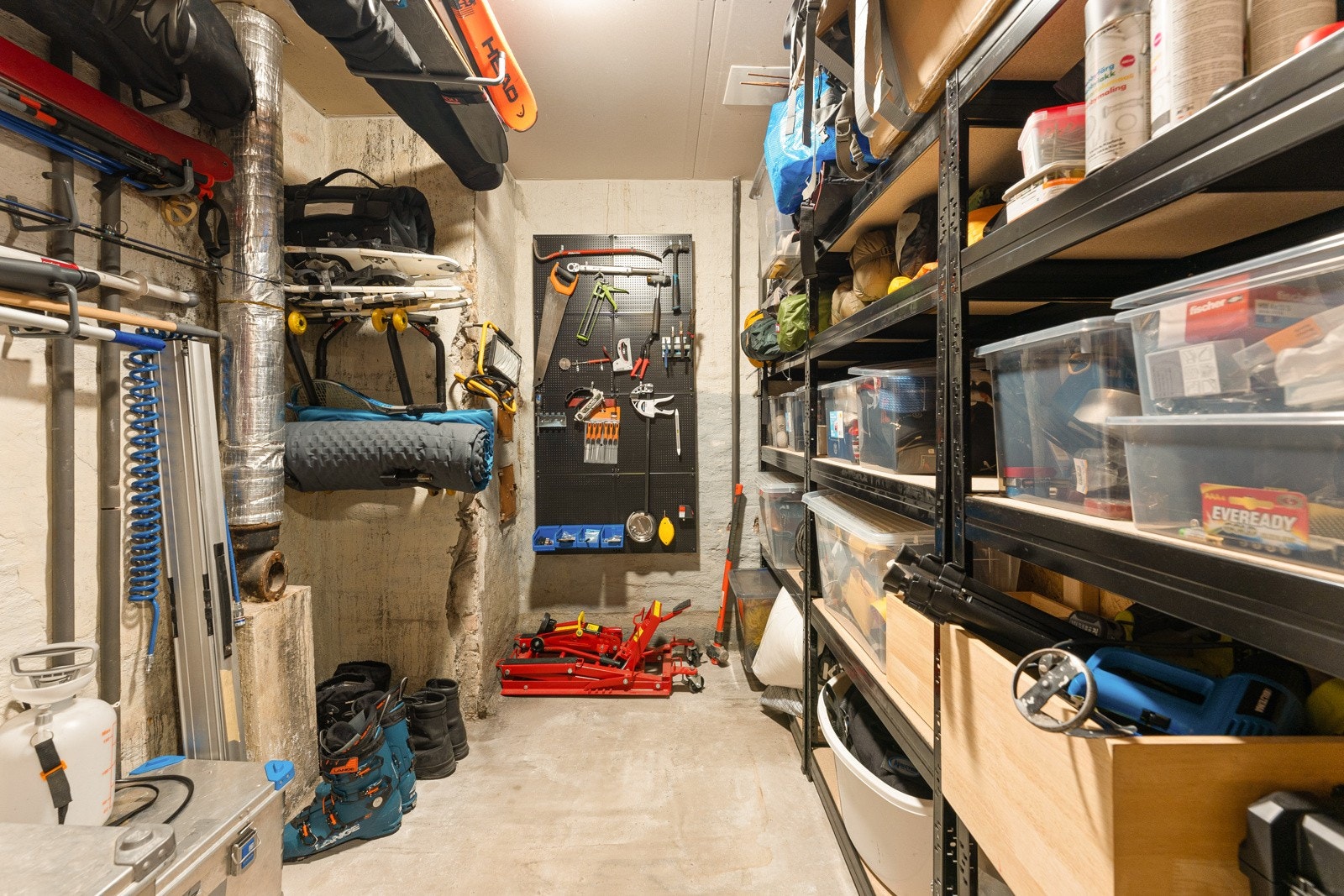 Leilighetens bod har mye oppbevaringsplass. Galleribilde