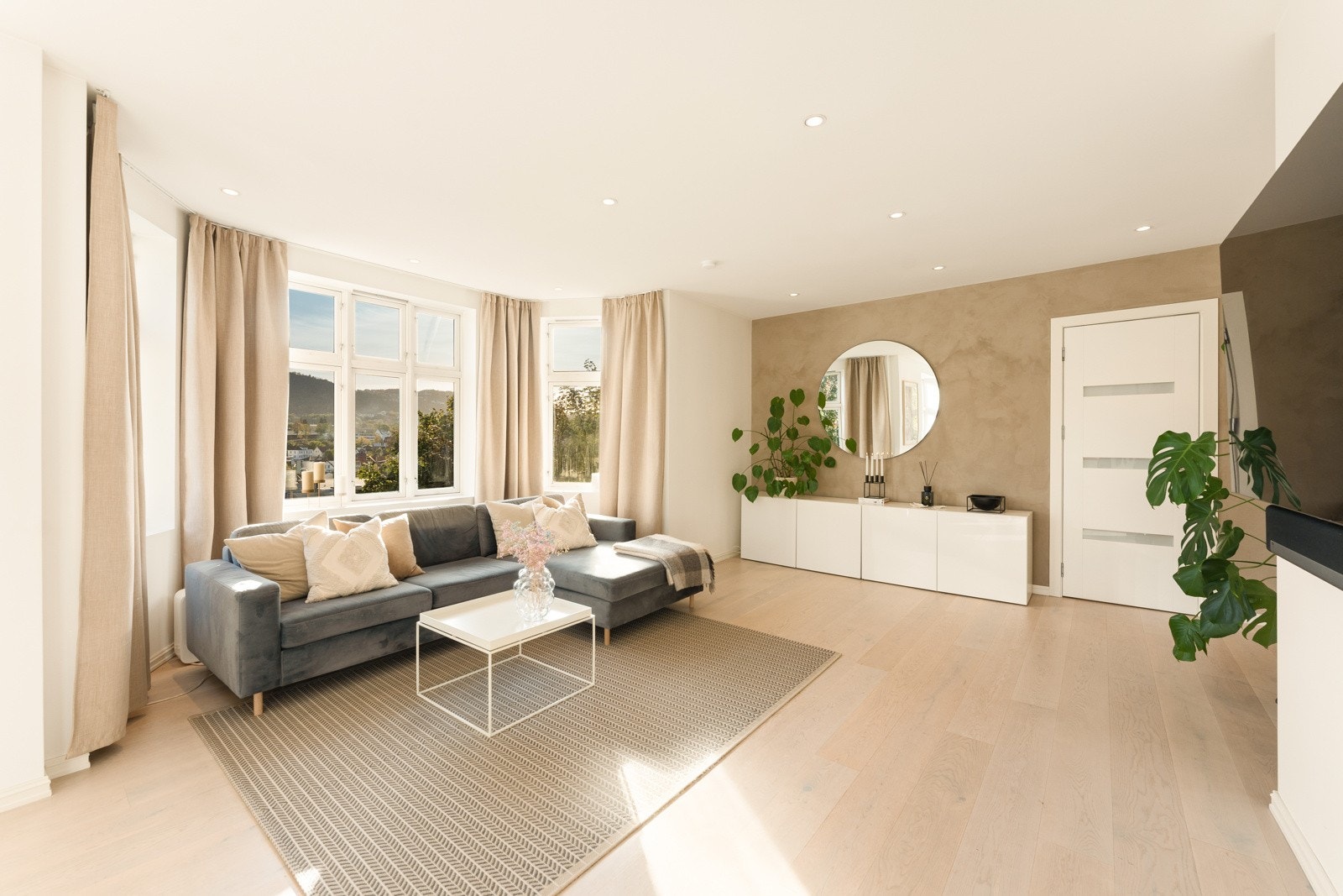 Stuen er av god størrelse som gjør det enkelt å møblere med en romslig sofa og annet ønsket møblement. Galleribilde