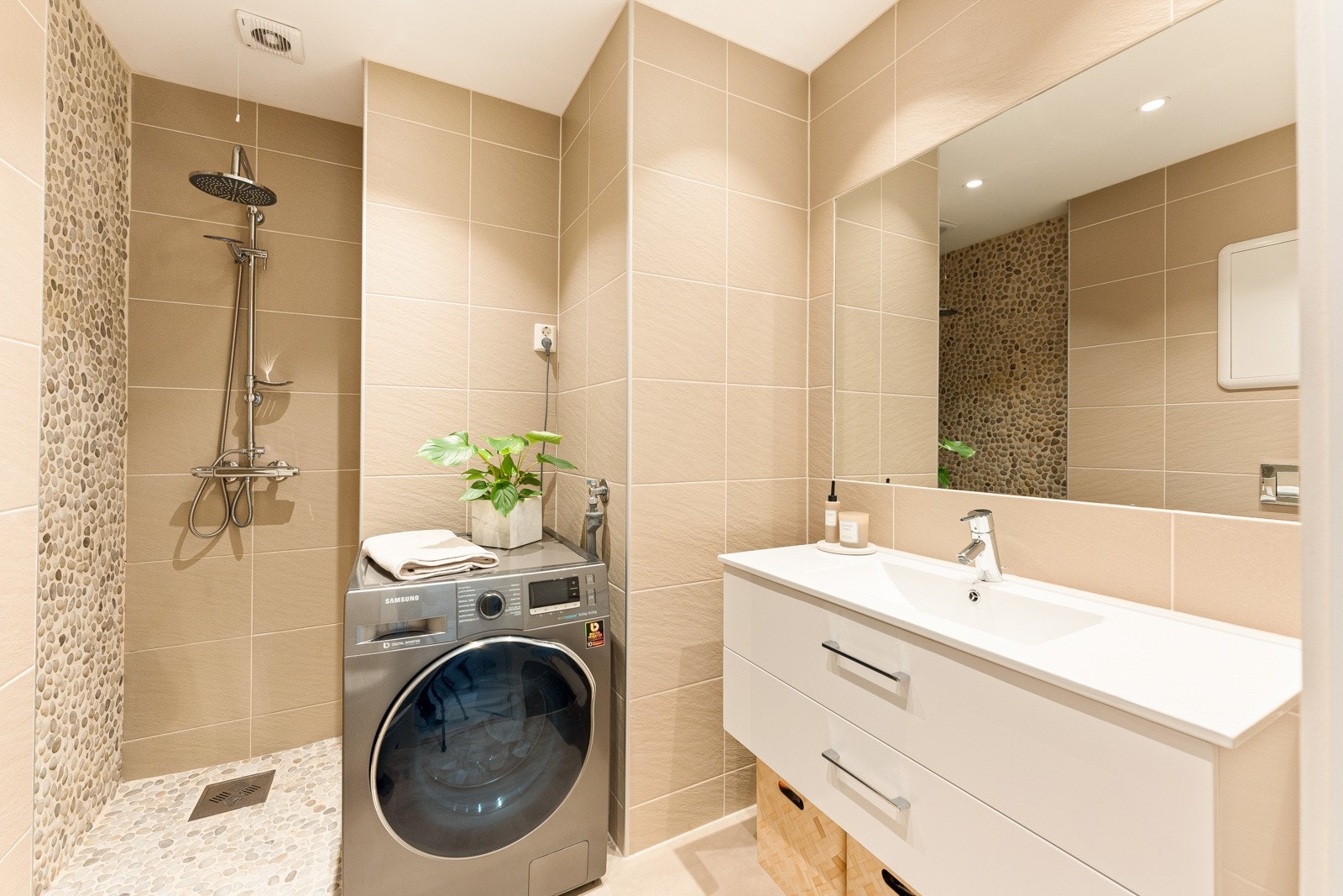 Leilighetens bad ligger i tilknytning til gangen og er på ca. 4 kvm. Galleribilde