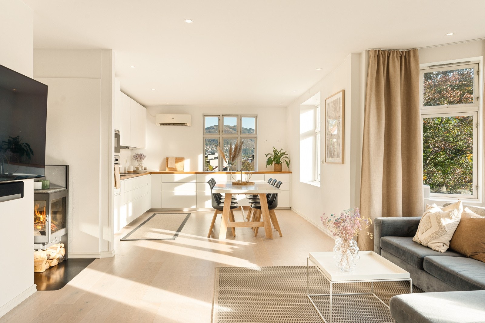 Kjøkkenet er hjerte av boligen og blir beskrevet at selgere som et stort og meget sosialt kjøkken. Galleribilde