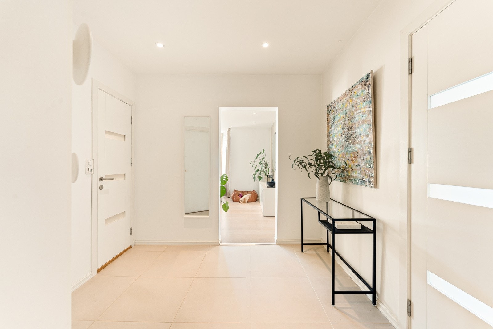 Det første som møter deg er en romslig og lys entré på ca. 10 kvm. Galleribilde