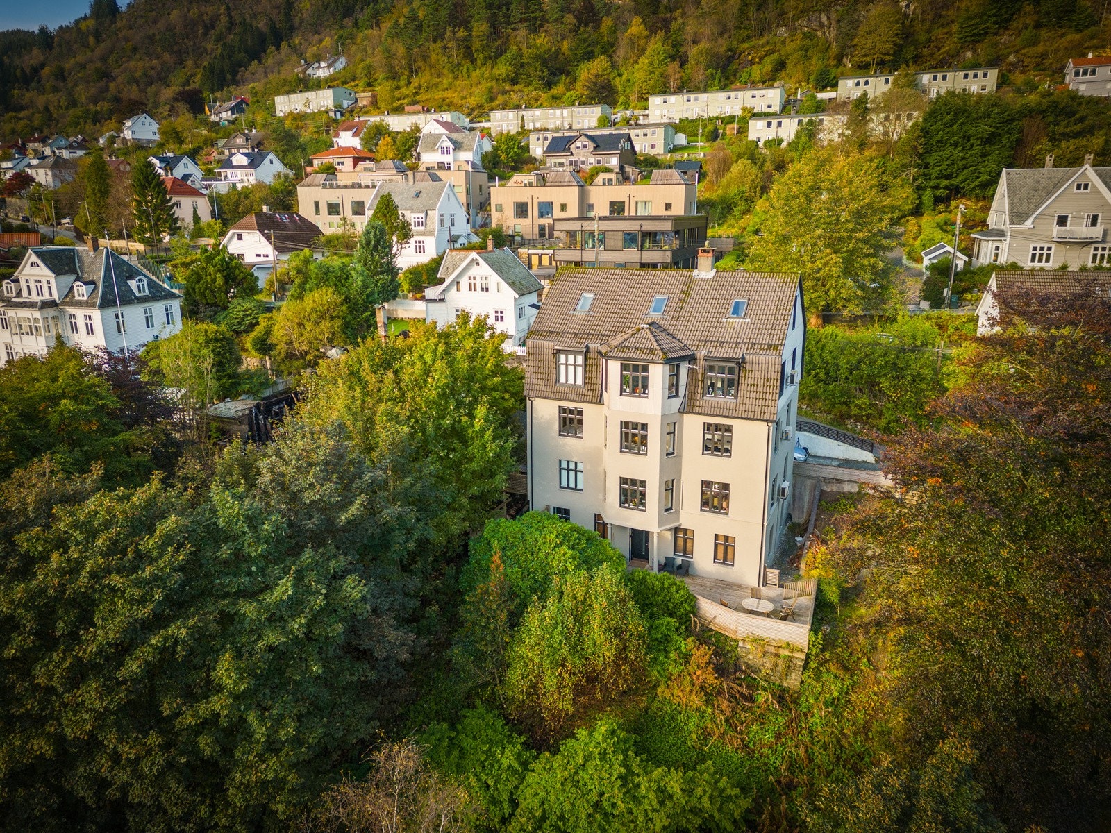 Leilighetens inngang ligger på baksiden av bygget på bildet. Inngangen er i 2.etg. Velkommen på visning! Galleribilde