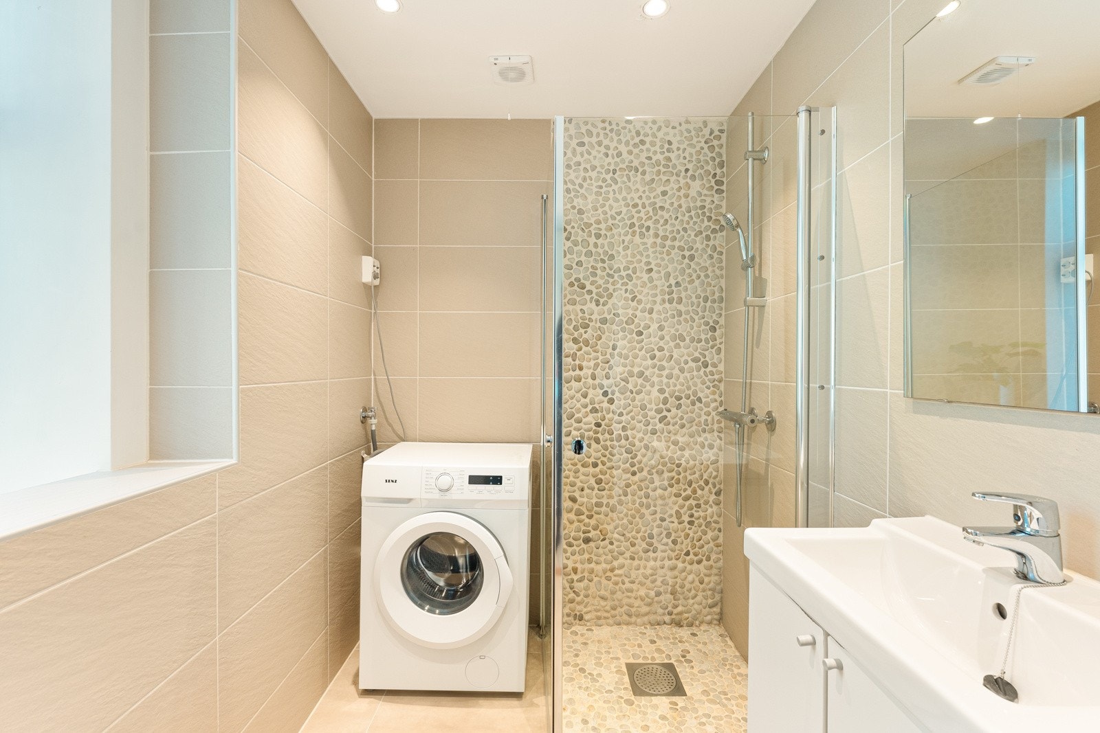 Hybelens bad er ca. 4 kvm og er helfliset med elvestein på gulv og vegg i dusjsonen. Galleribilde