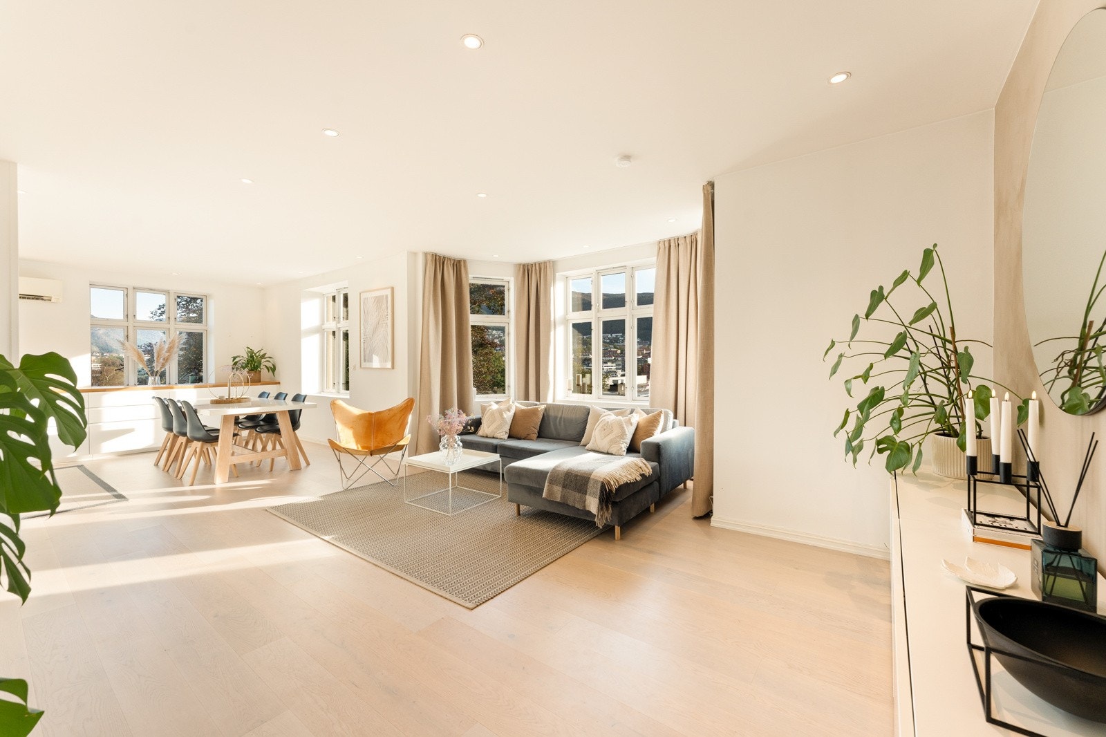 Følger vi boligen videre inn kommer du til en romslig og lys stue på ca. 41 kvm. Galleribilde