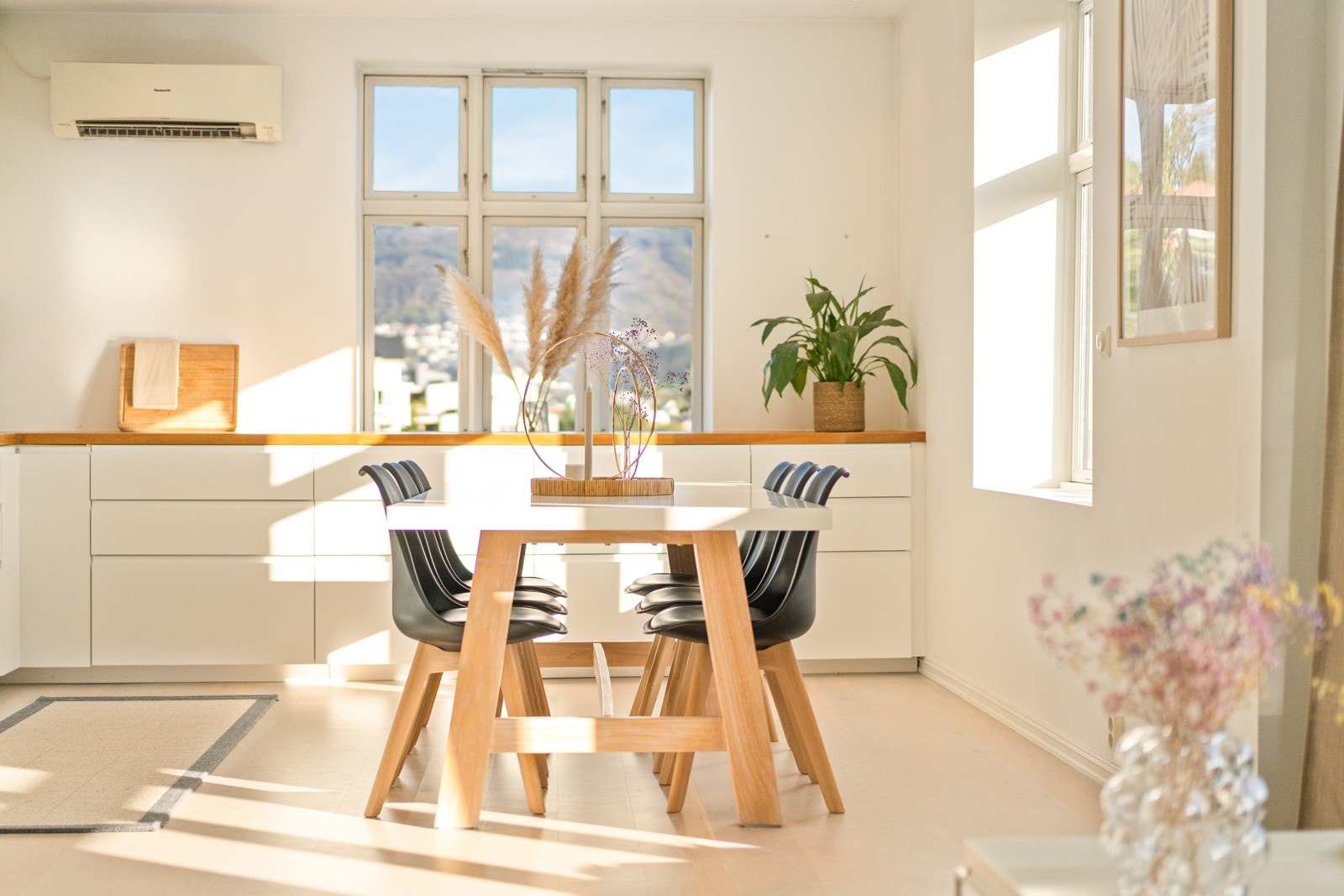 Stue og kjøkken har en moderne parkett på gulvet. Galleribilde