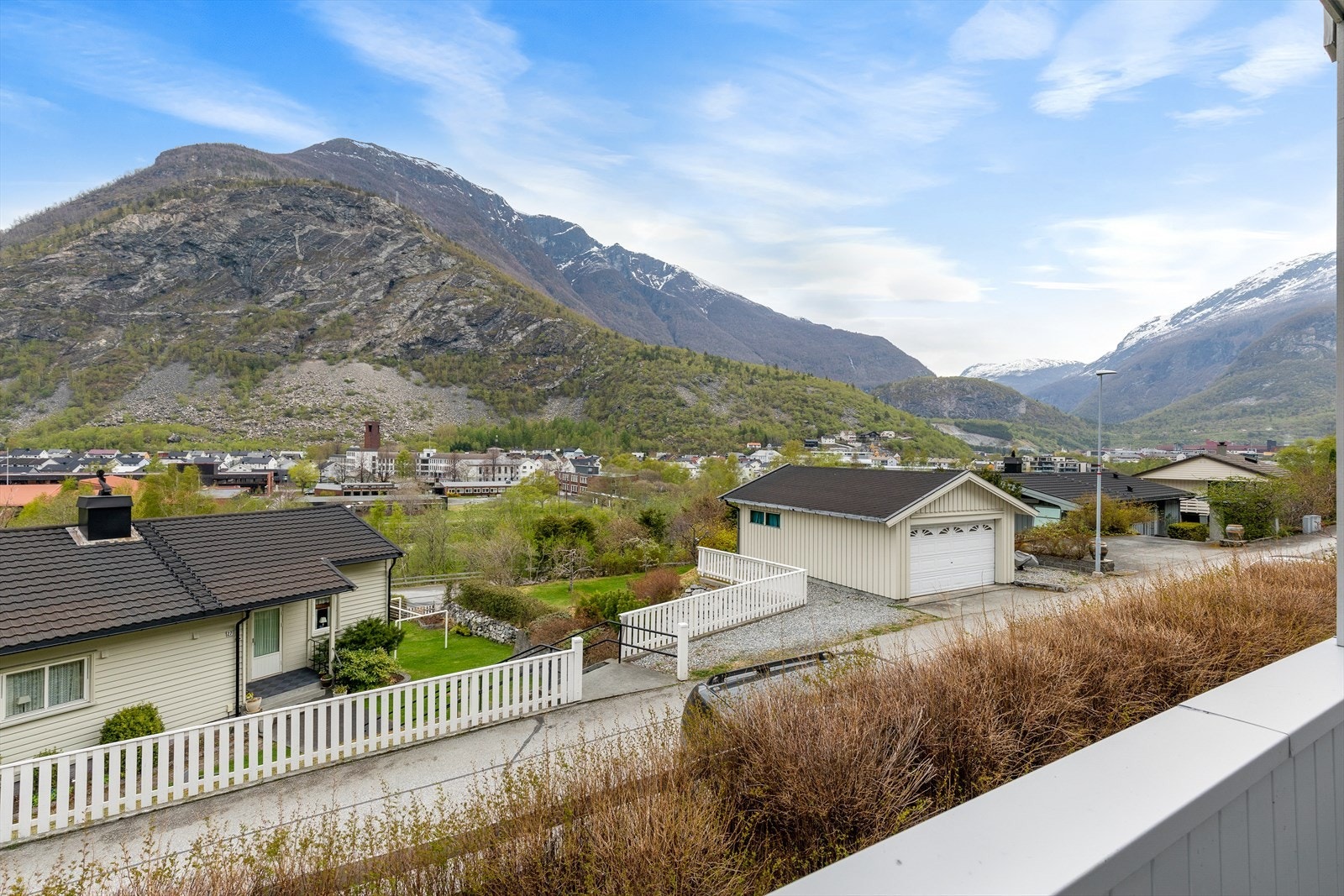 Ein svært familievennleg bustad på totalt 236 m² over fire plan, beliggande i eit ettertrakta område med fantastisk utsikt over Øvre Årdal. Galleribilde