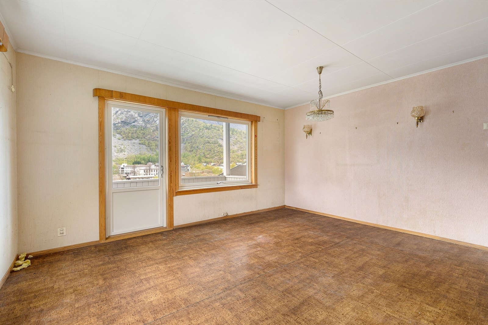 Bustaden treng totalrenovering for å møte dagens standard, men perfekt for deg som ynskjer å forme bustaden etter eigen smak og stil. Galleribilde