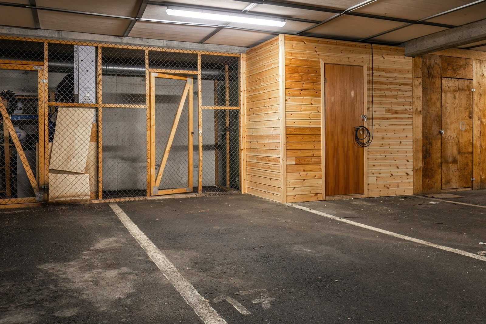 Fast parkering med bod i bakkant Galleribilde