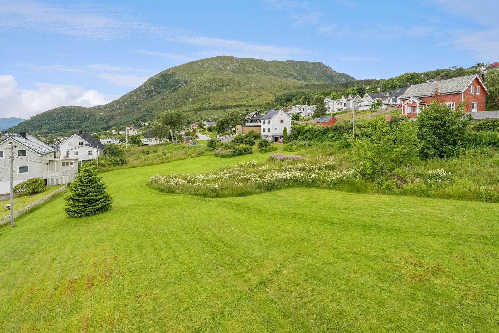 Boligen ligger på en stor eiendom. Galleribilde