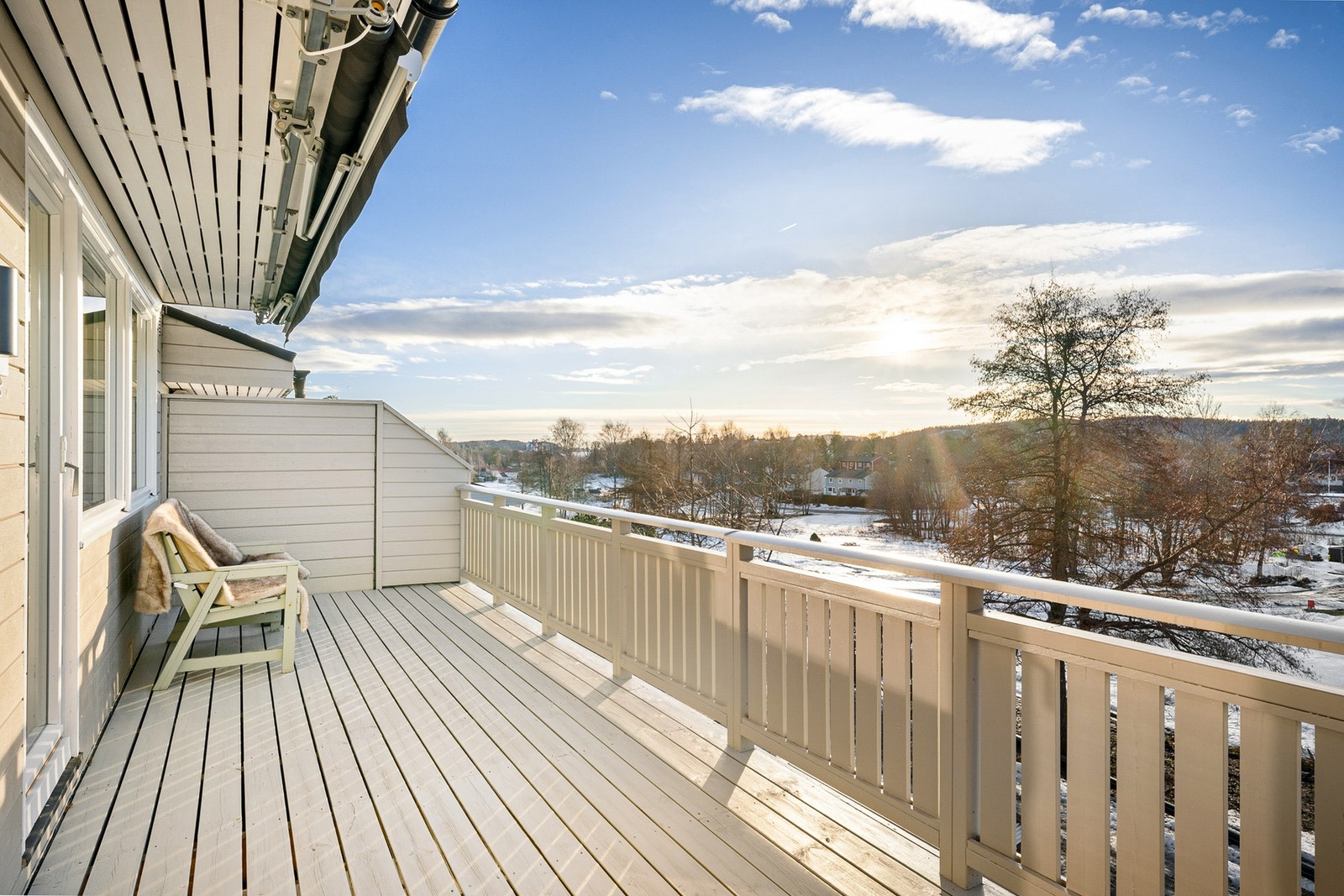 Fra kjøkken/stue er det utgang til vestvendt terrasse. Galleribilde