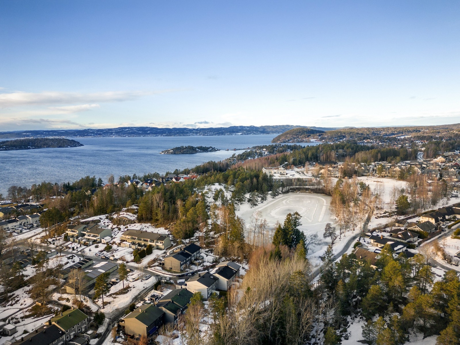 Nærområde med kort avstand til sjø/badestrand. Galleribilde