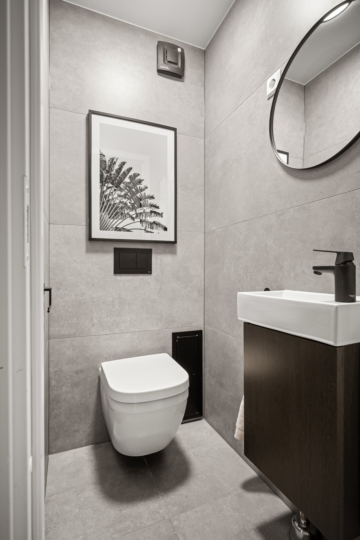 Flislagt og pent toalettrom fra 2023. Galleribilde