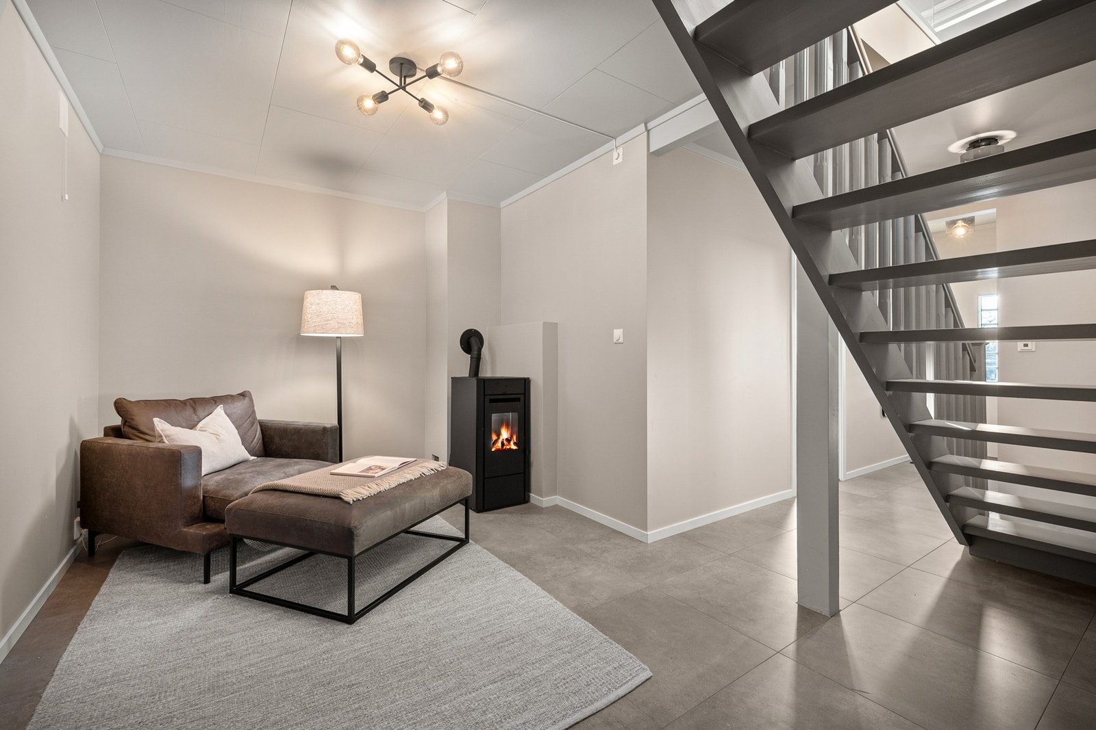 I underetasjen er det en hyggelig liten stue med pelletsovn. Galleribilde