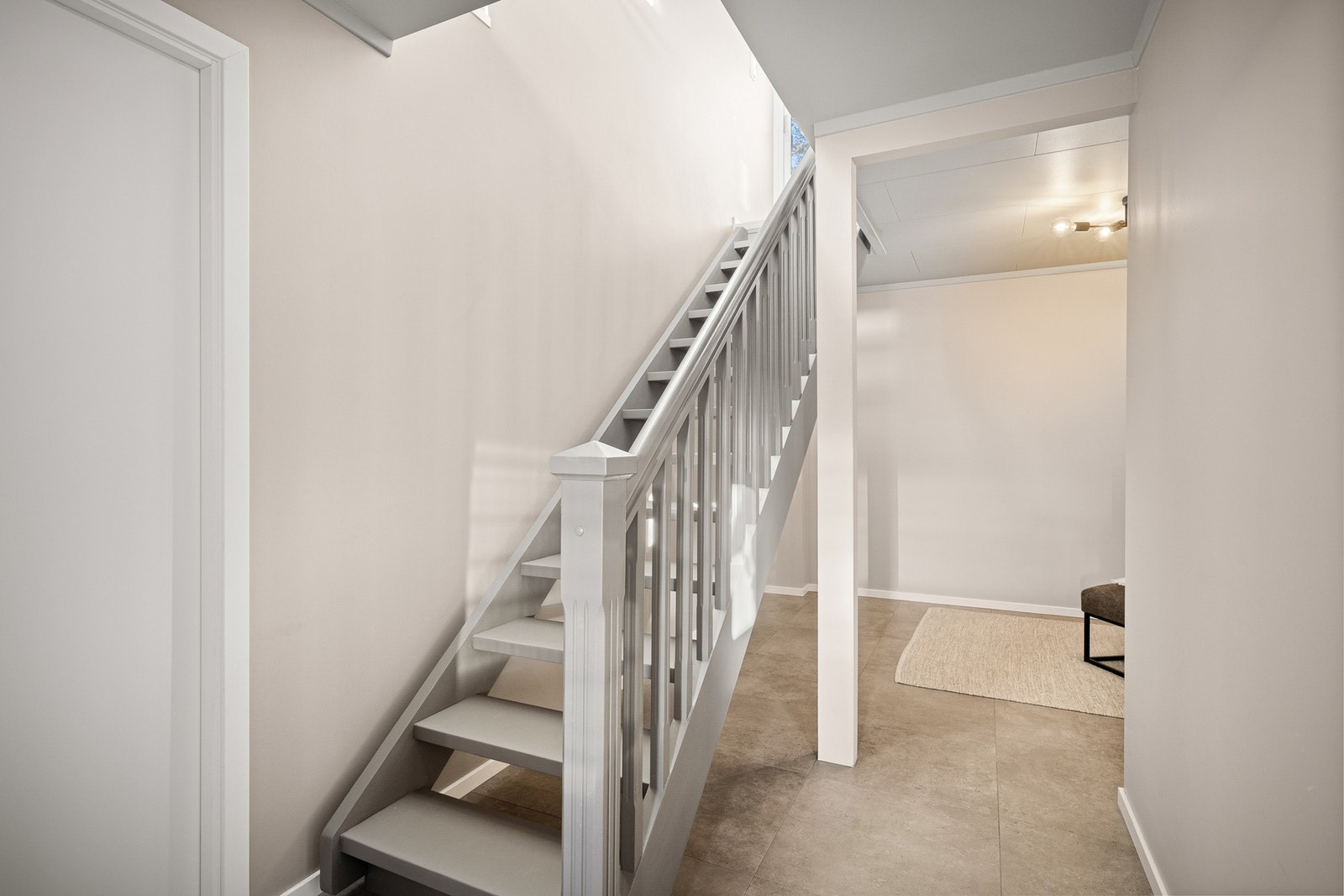 I underetasjen er det varmekabler i entré/gang, stue, toalettrom og bad/vaskerom og varmefolie på det minste soverommet. Galleribilde