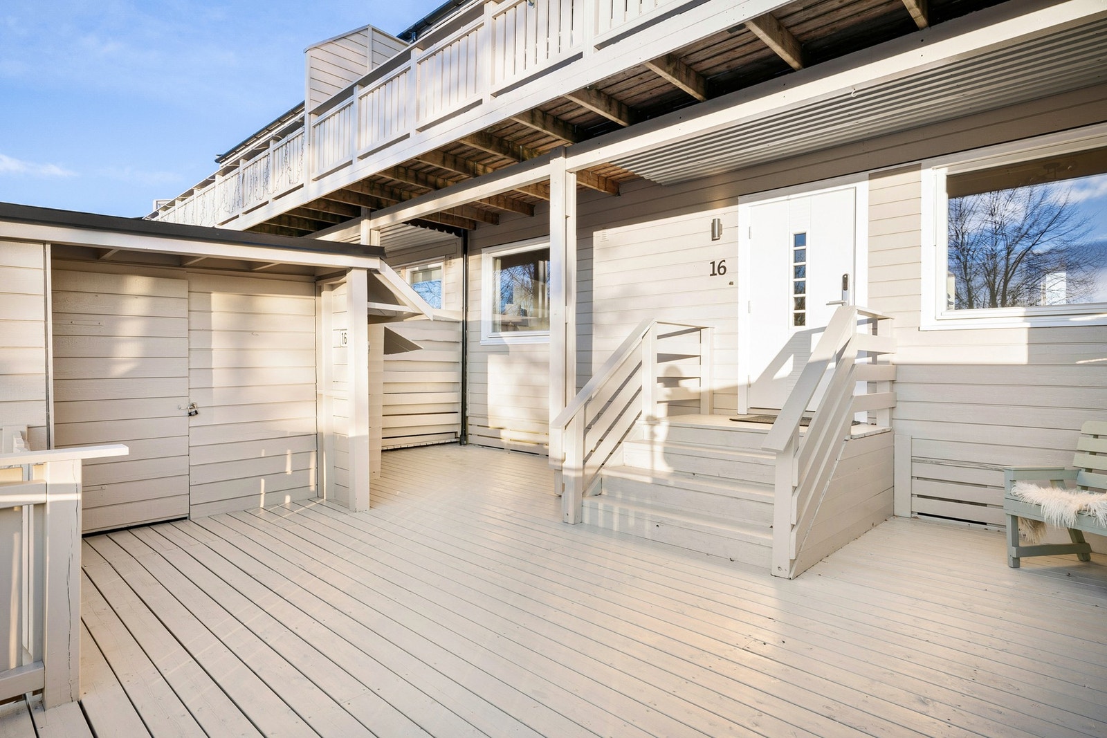 Ved inngangspartiet er det romslig terrasse og utvendig bod på 5 kvm. Galleribilde