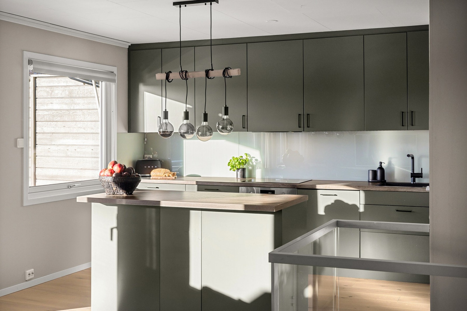 Kjøkkeninnredning fra 2021 med slette fronter og laminat benkeplate. Galleribilde