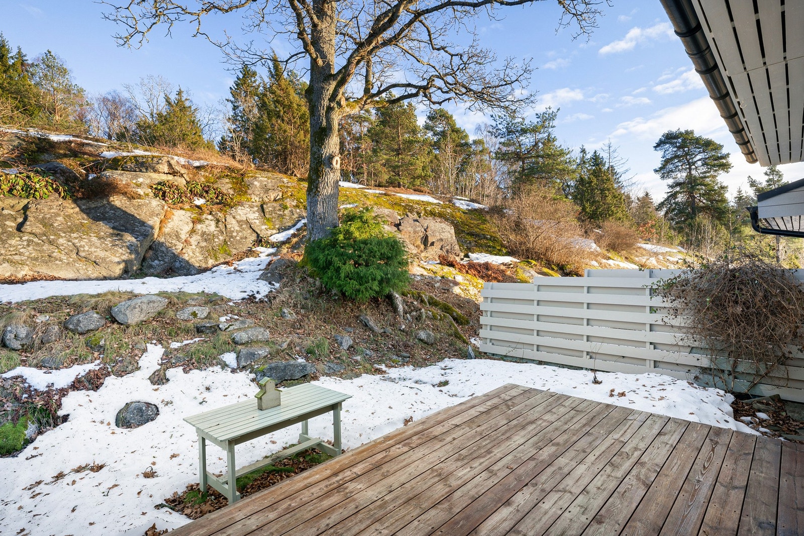 Fra spisestuen er det utgang til østvendt terrasse og hage. Galleribilde