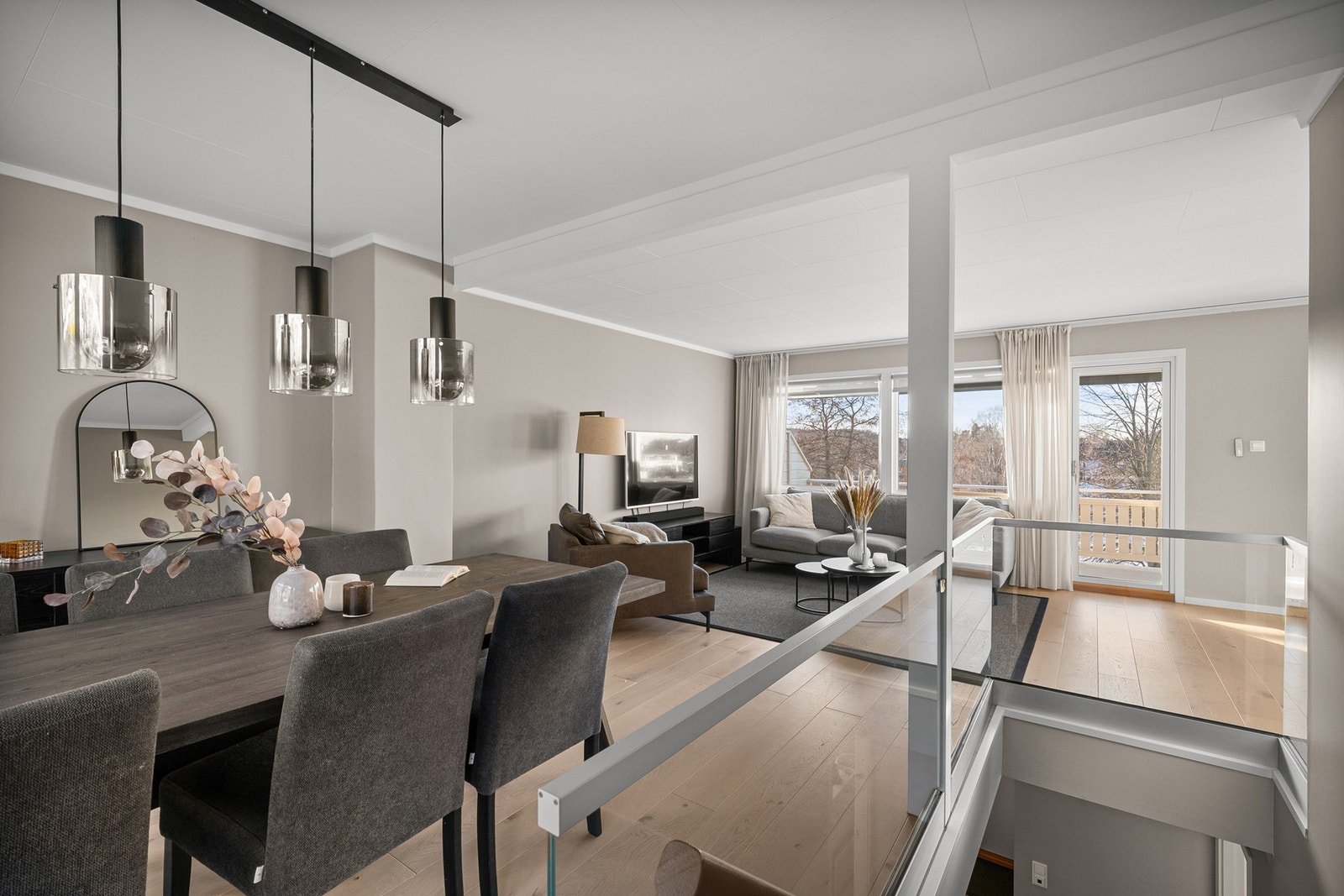 1. etasje inneholder spisestue, stue, kjøkken og soverom. Det er varmefolie i alle rom i 1. etasje. Galleribilde