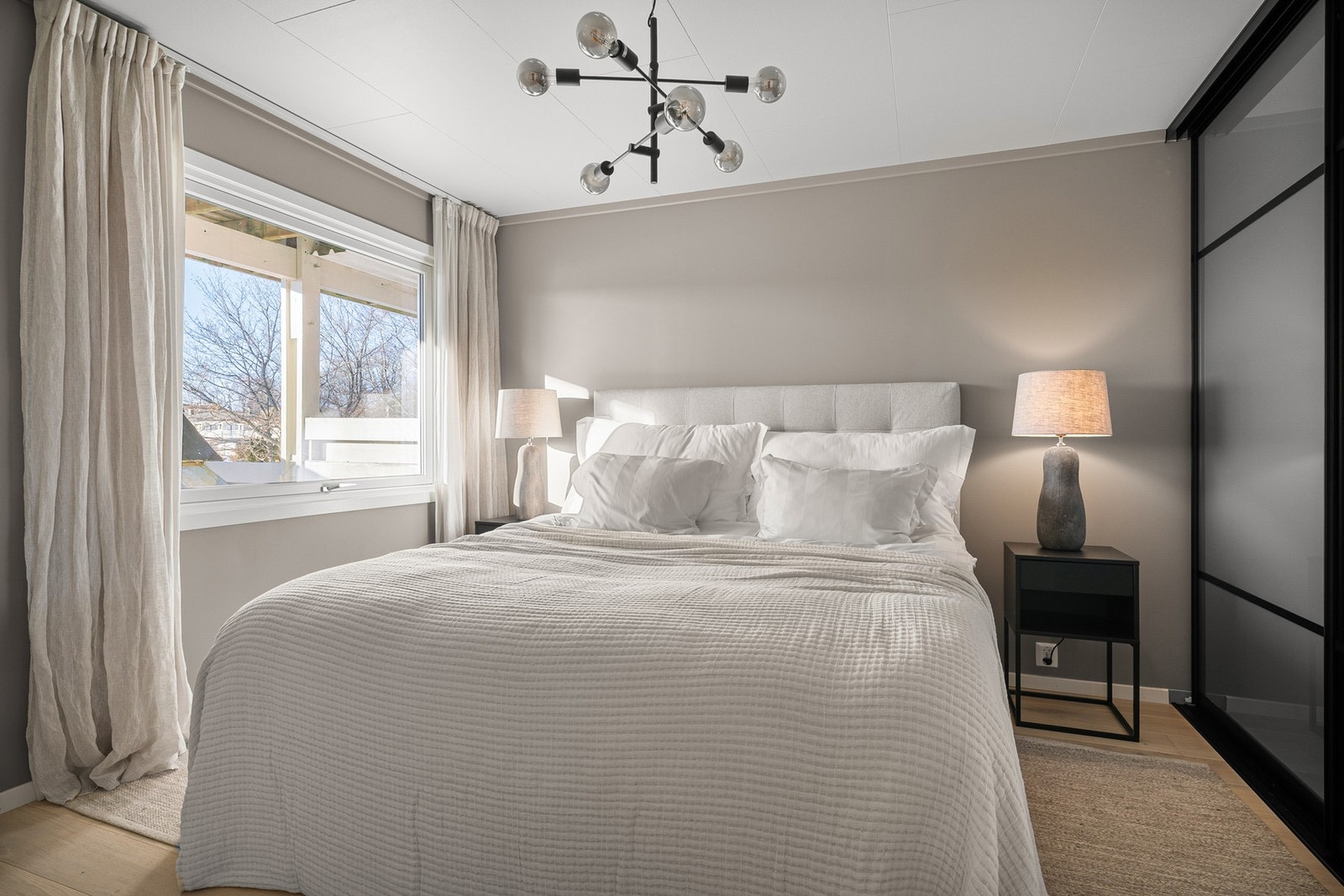 Hovedsoverom i underetasjen med skyvedørsgarderobe. Galleribilde