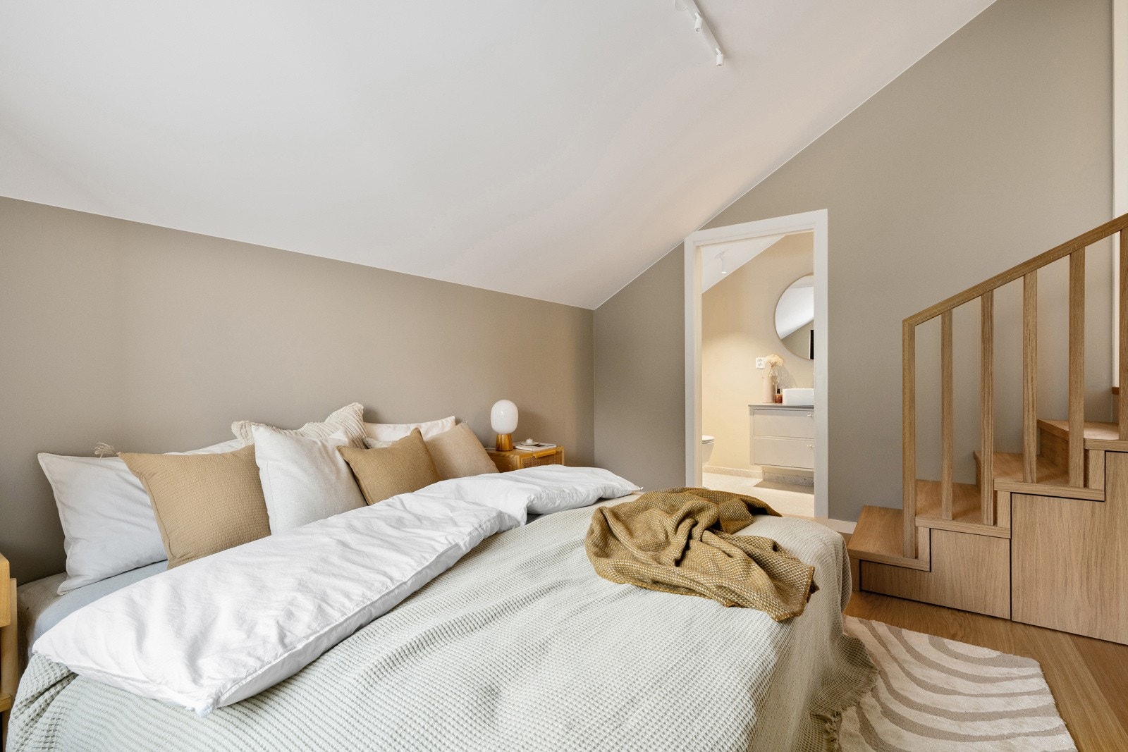 Hovedsoverommet ligger som en egen avdeling og er tilknyttet eget bad. Galleribilde