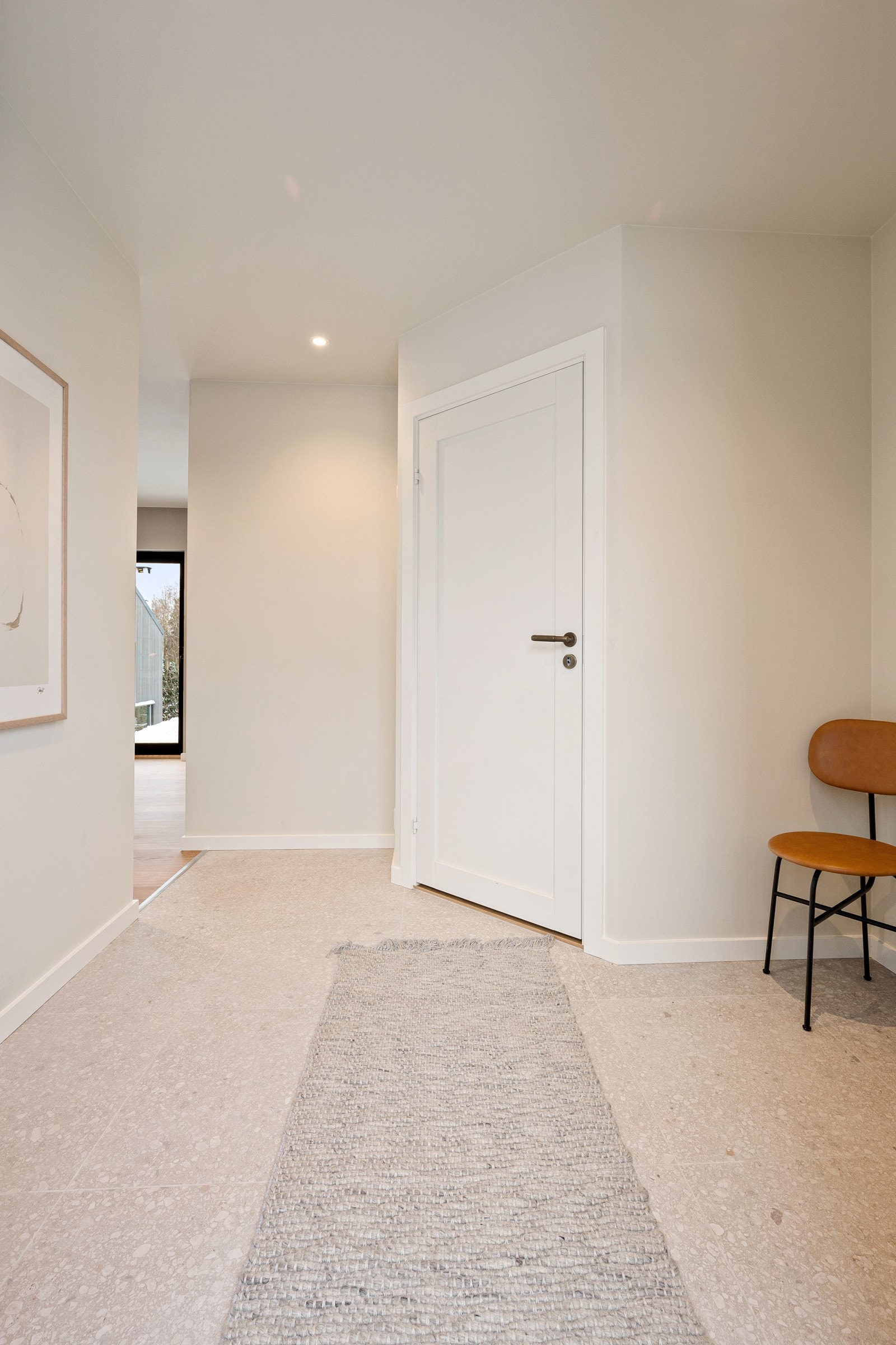 Entréen har en nisje/avsatt plass hvor man kan montere garderobeskap, ha knaggrekker, skohyller e.l. Det er også godt med belysning med downlights i himling. Galleribilde