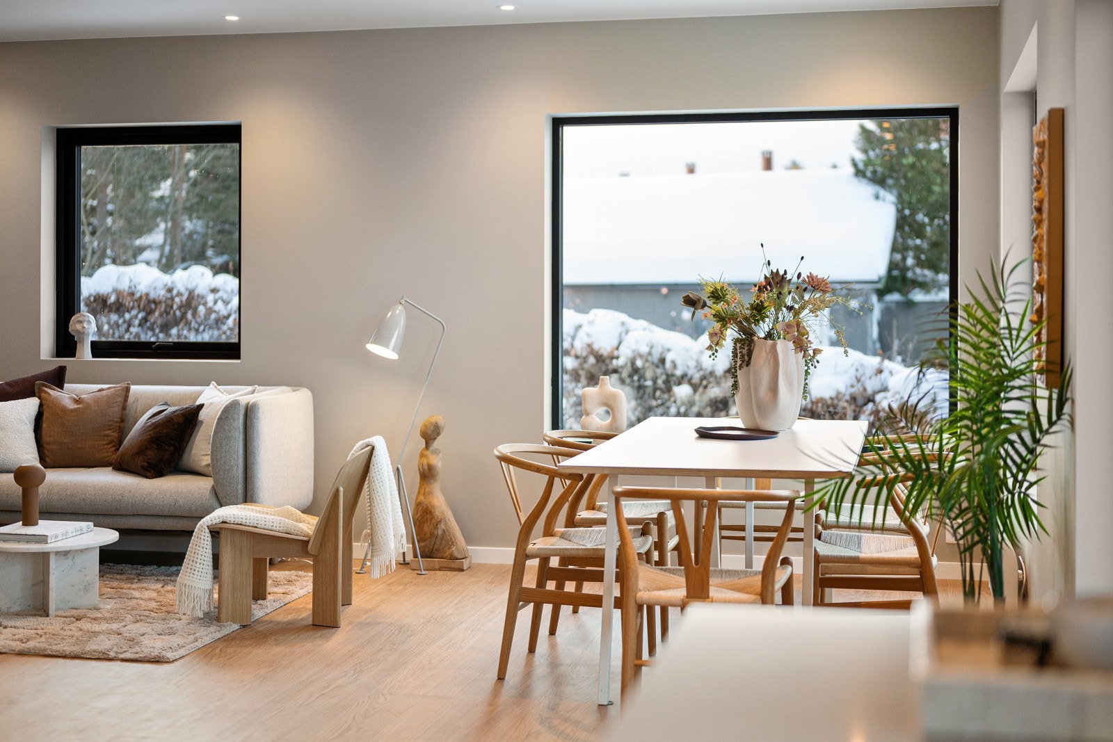 Huset har et lekkert en-stavs herdet tregulv og det er utstrakt bruk av downlights for fin kveldsbelysning. Galleribilde