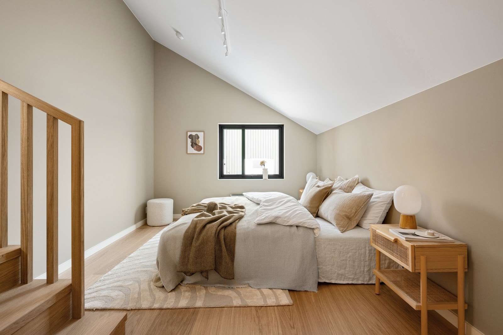 Skråtak, men likevel god takhøyde på det laveste punktet og nesten 3 meter på det høyeste. Galleribilde