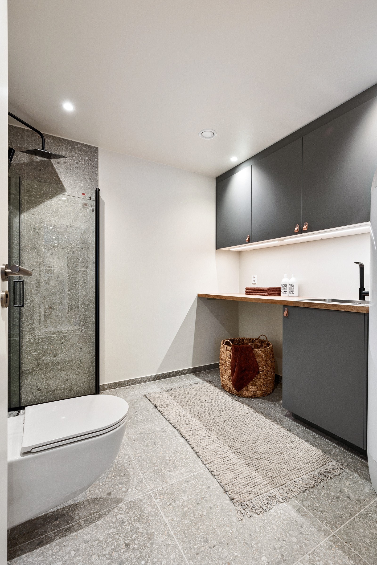 Bad/vaskerom i underetasjen er også meget pent. Godt med skapplass og opplegg til vaskemaskin og tørketrommel under praktisk arbeidsbenk. Galleribilde