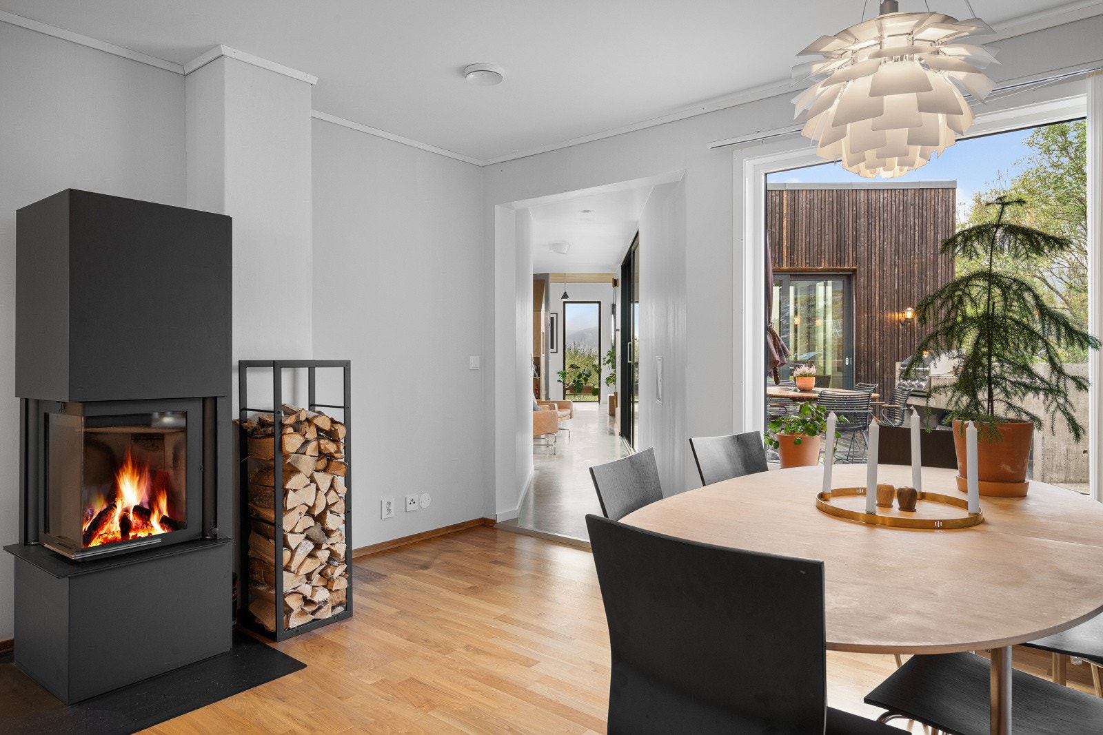 I tillegg til peis i stuen har man vedovn på kjøkkenet. Galleribilde