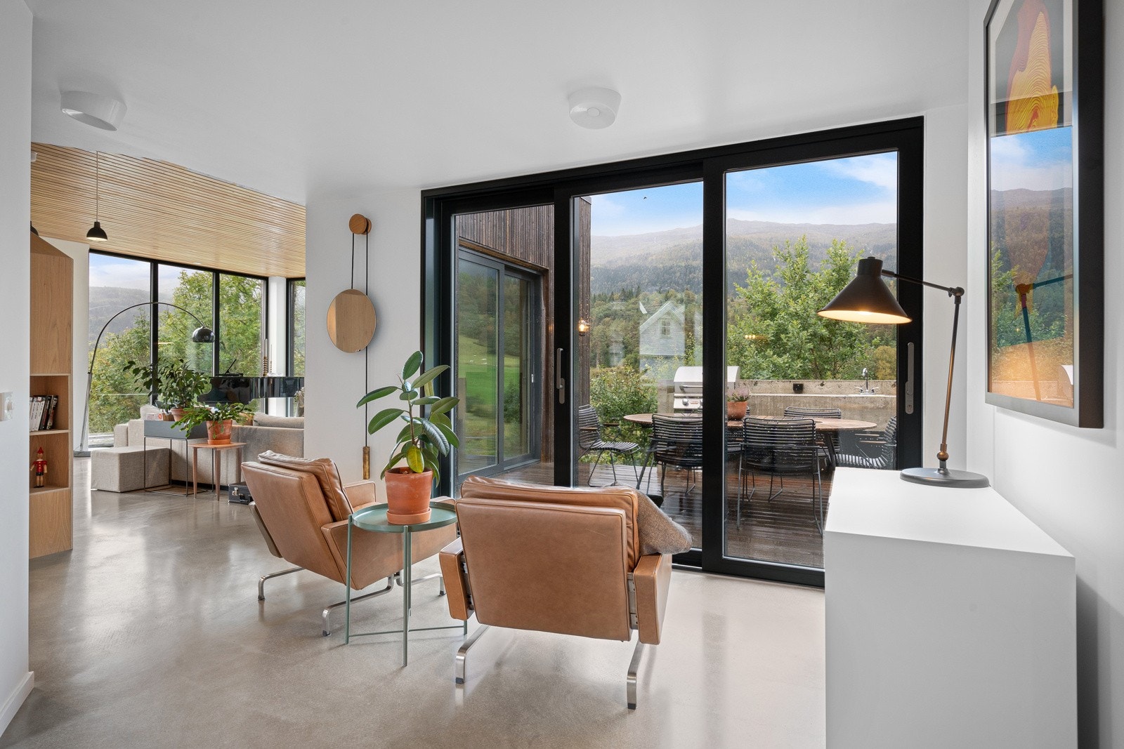 Gangareal med plass til egen sittegruppe med utsikt mot terrrassen. Galleribilde