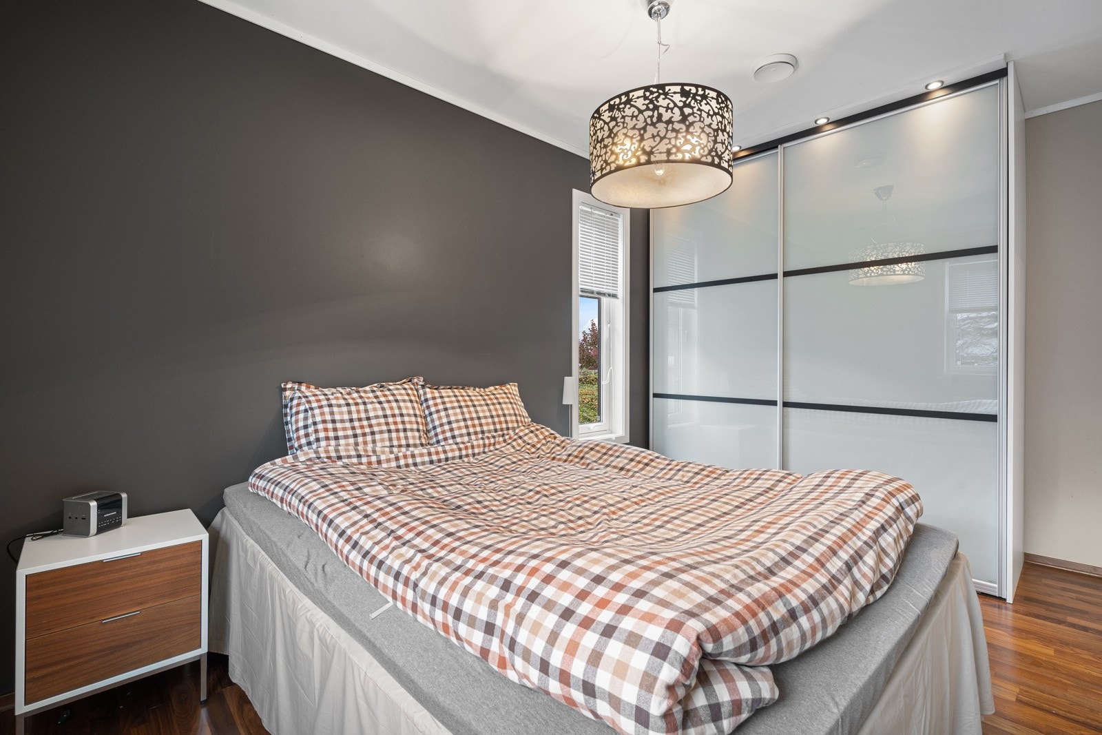 Soverom nr. 2 har skyvedørsgarderobe og plass til dobbeltseng. Galleribilde