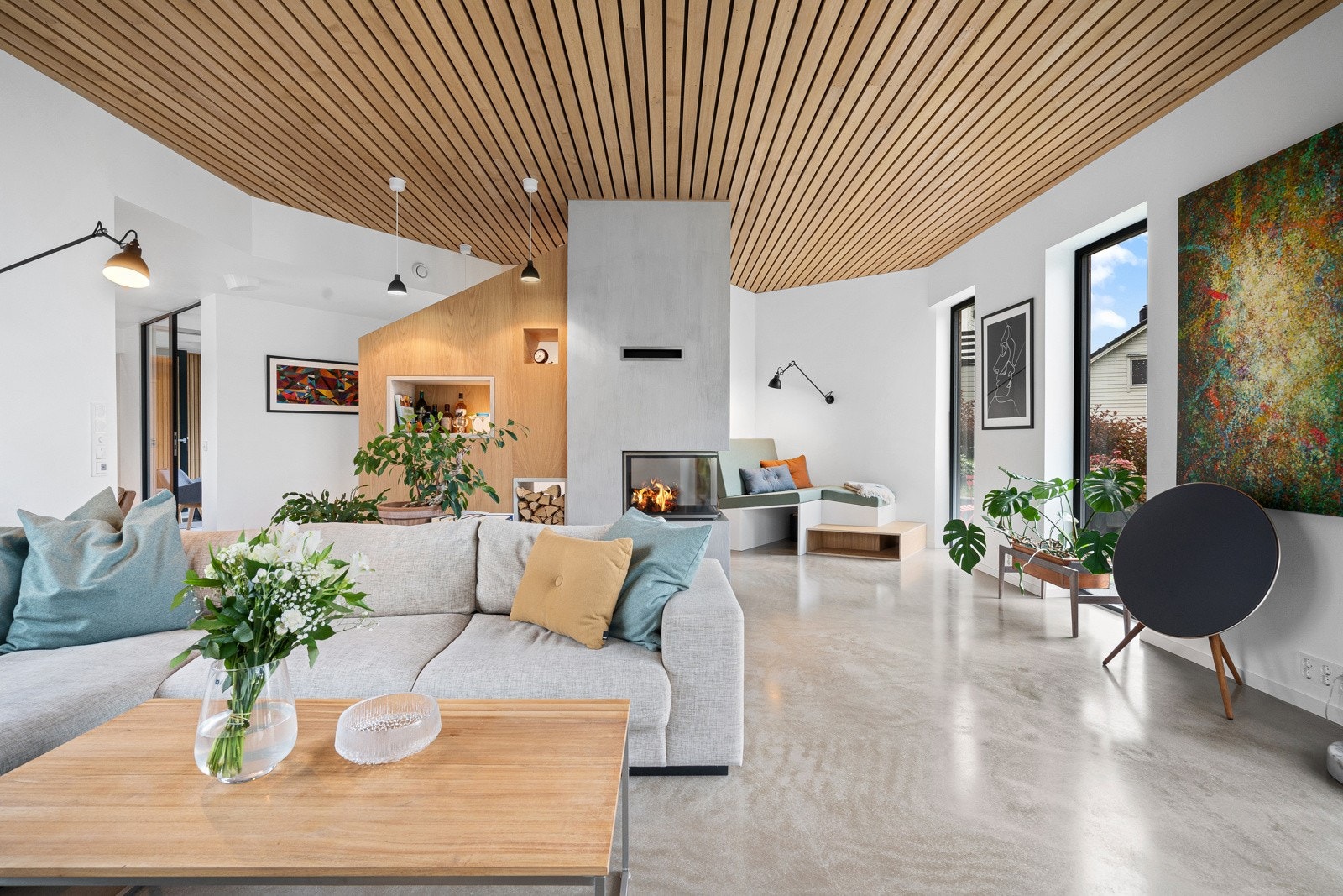 Dekorativ peis, plassbyggede møbler og inventar. Galleribilde