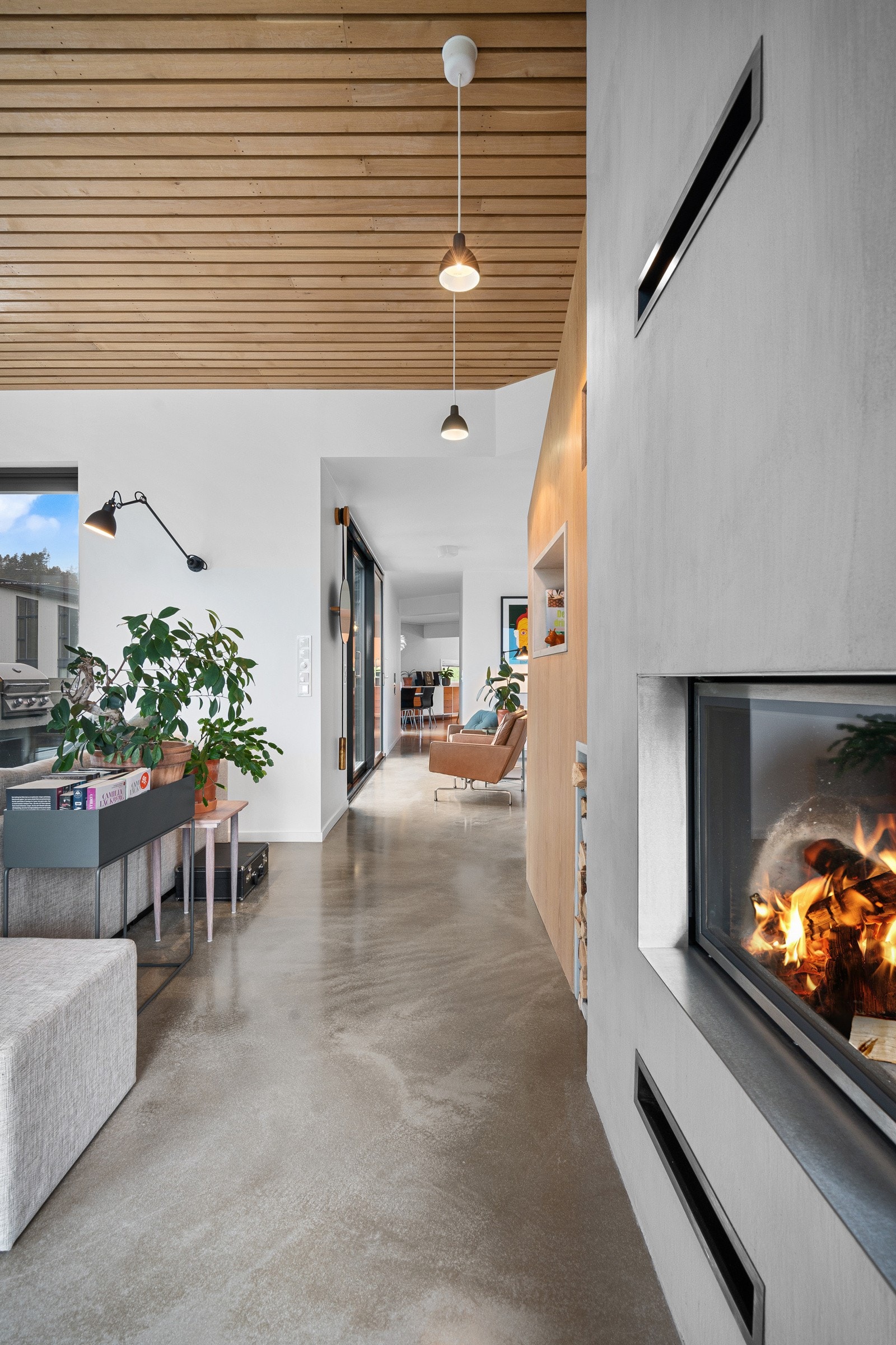 Solide, tidløse kvaliteter som eikespiler i tak og slipt betong på gulv. Galleribilde