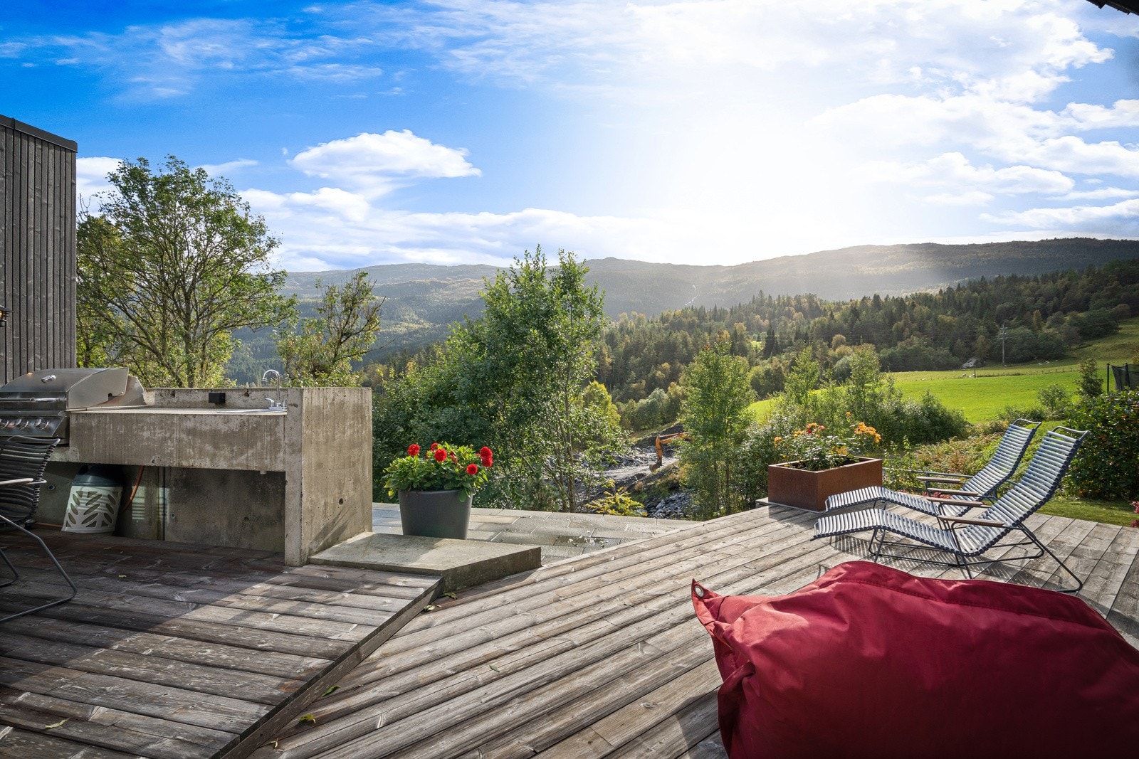 Boligen byr på flere skjermede uteplasser hvor man kan følge solen i løpet av dagen. Galleribilde
