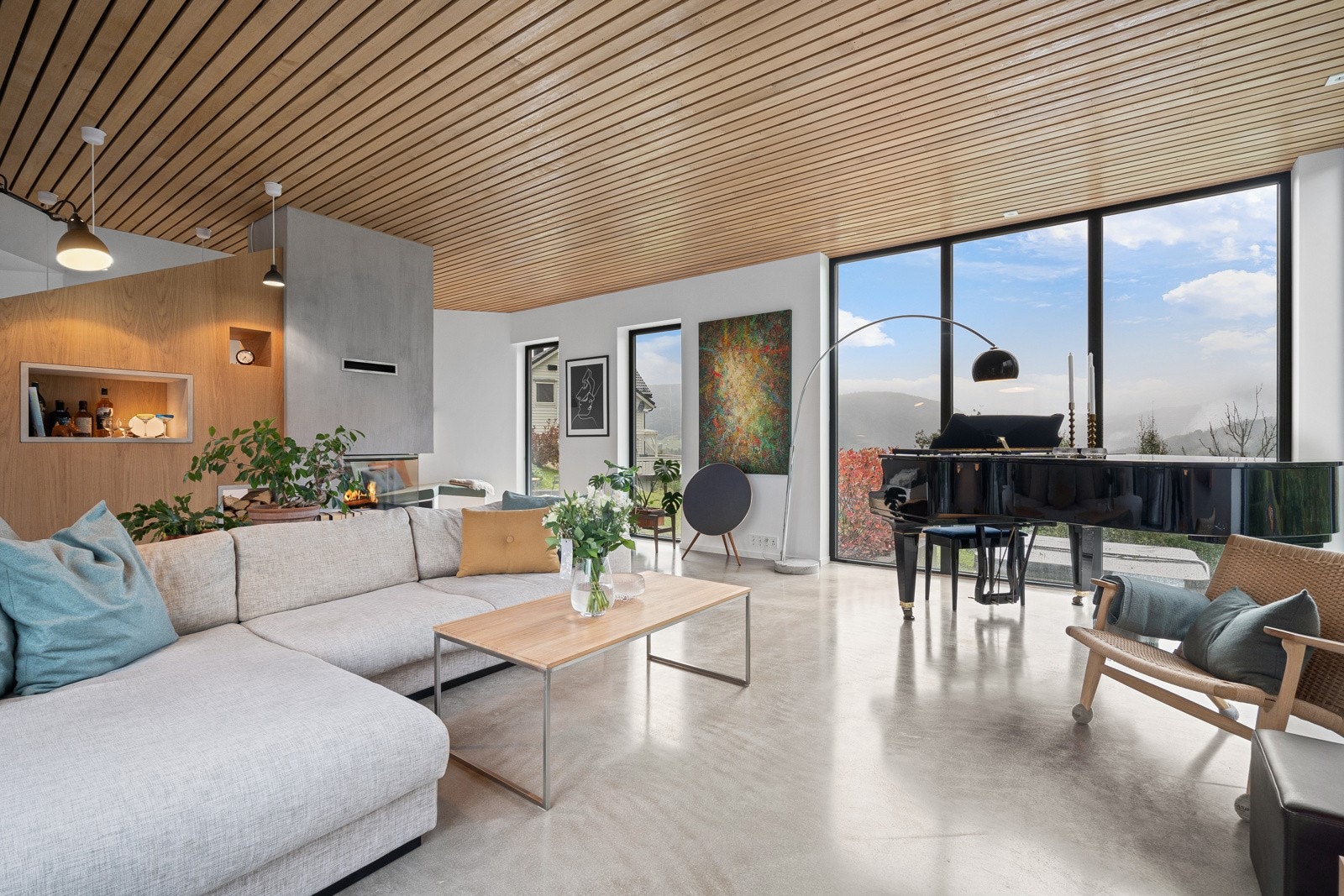 Stilfull enebolig oppført i 2009 med påbygg fra 2015. Galleribilde