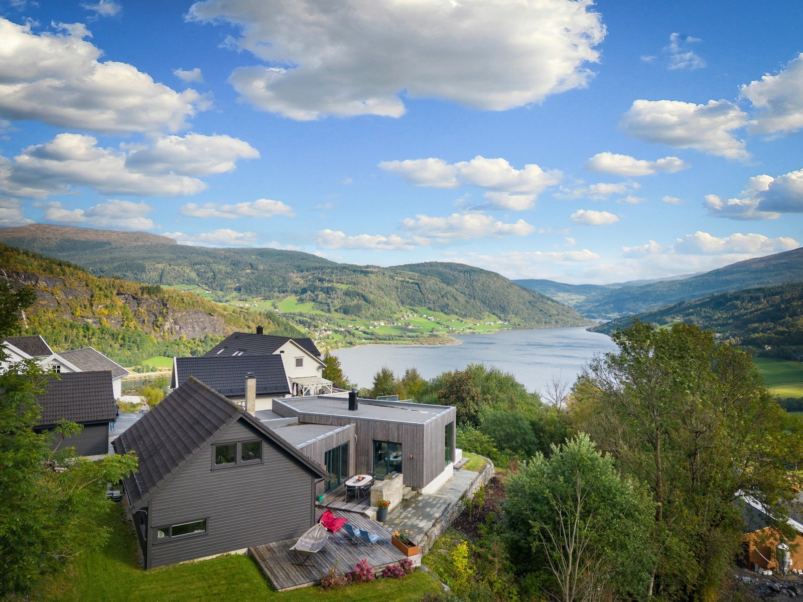 Nydelig beliggenhet på Nadlane, tett på naturen og med herlig utsikt mot Gråsida og Vangsvatnet. Galleribilde
