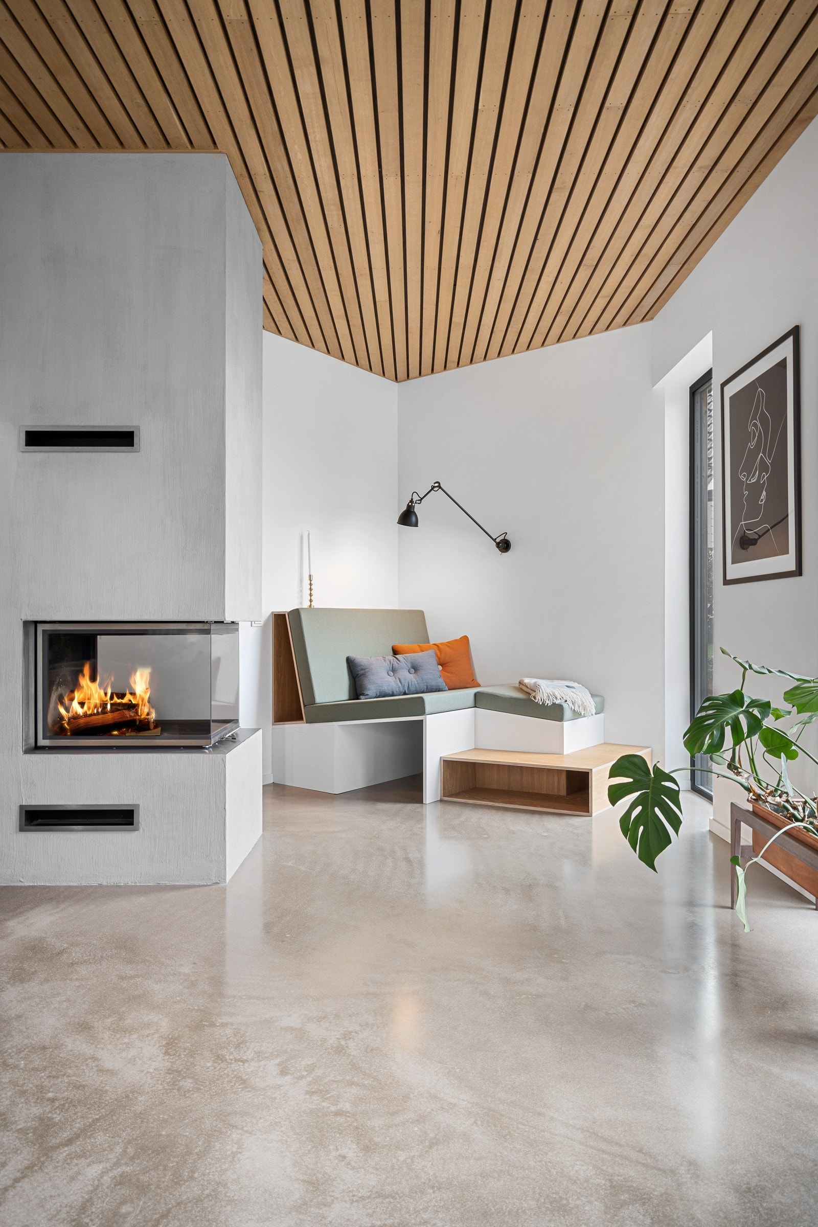 I tillegg til flott peis i stuedelen har man egen vedovn med glassdører på kjøkkenet. Galleribilde