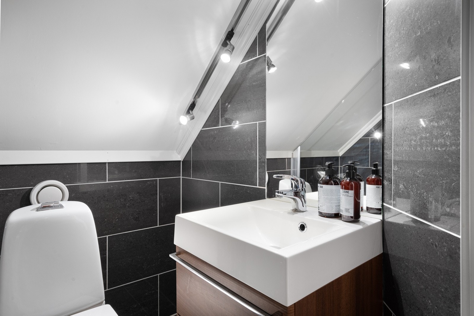 Helfliset bad i 2. etasje med wc, dusj og servant. Galleribilde