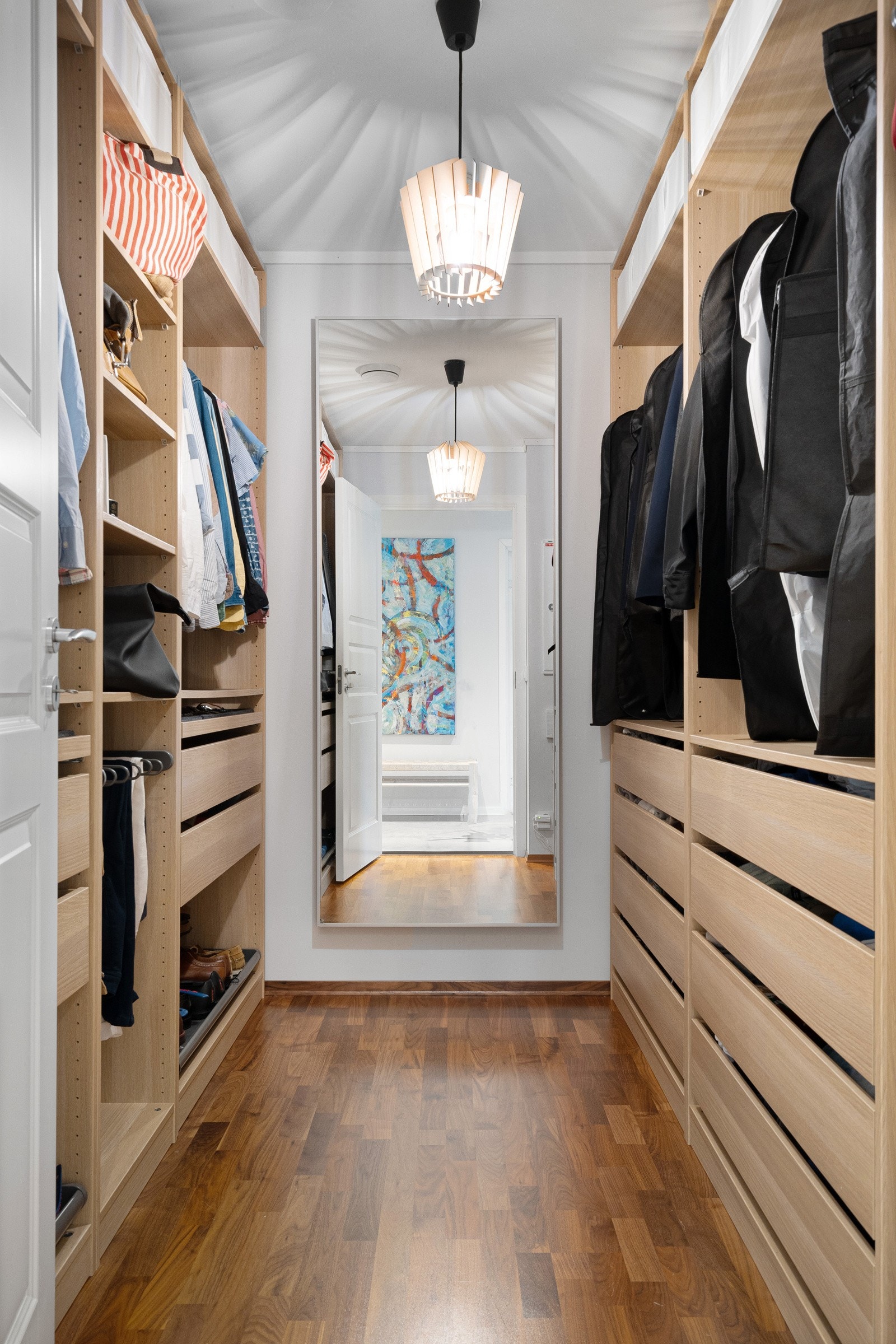 Praktisk garderoberom i tilknytning til vindfang. Galleribilde