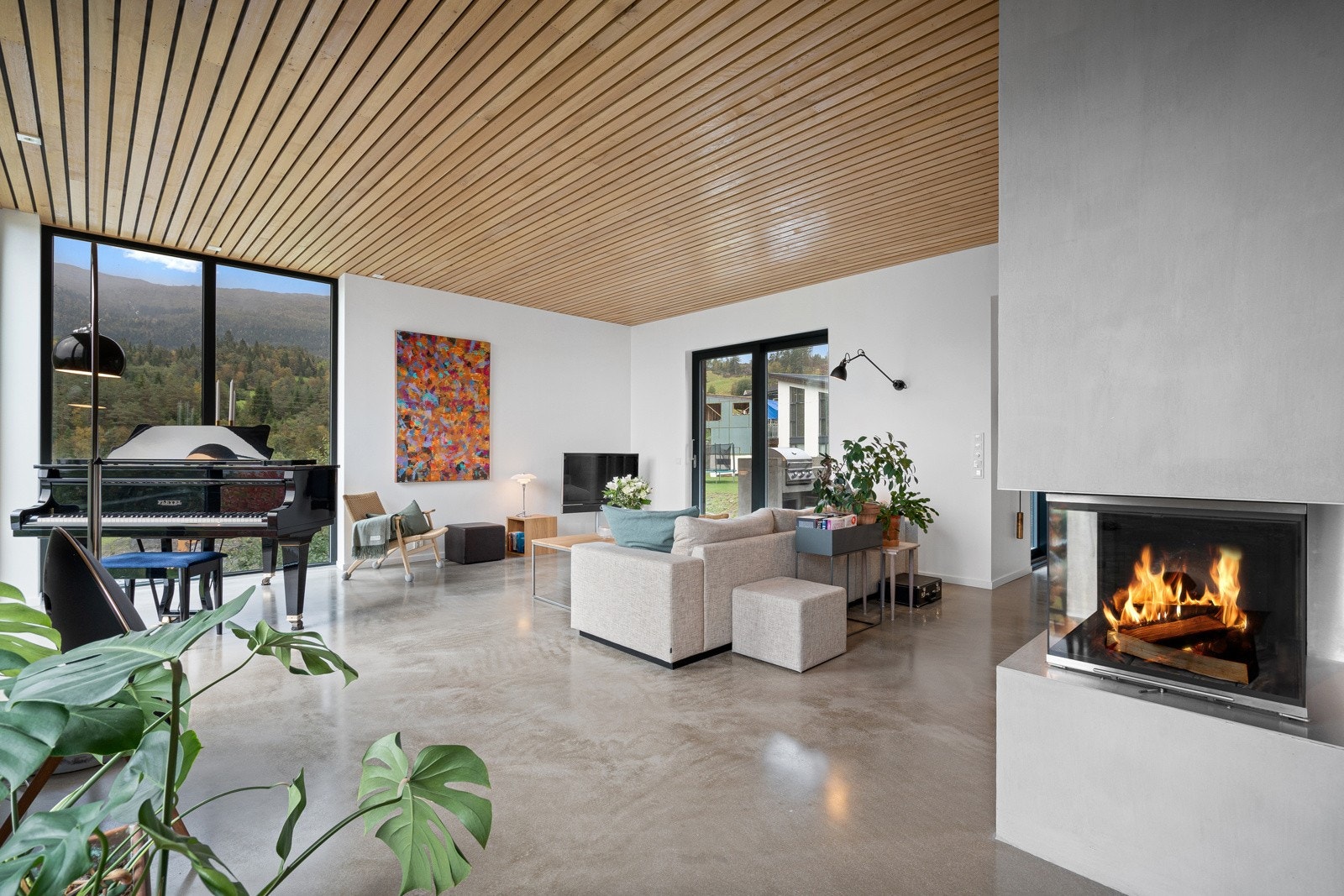 Stort stueareal i påbygget med generøse vindusflater og rikelig med plass til møblering i ulike soner. Galleribilde