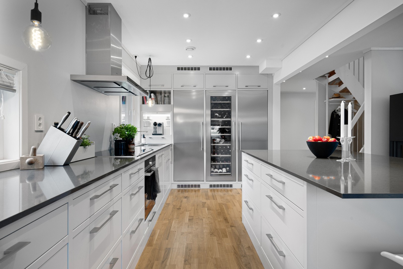 Praktiske skuffer med mye benkeplass. Galleribilde