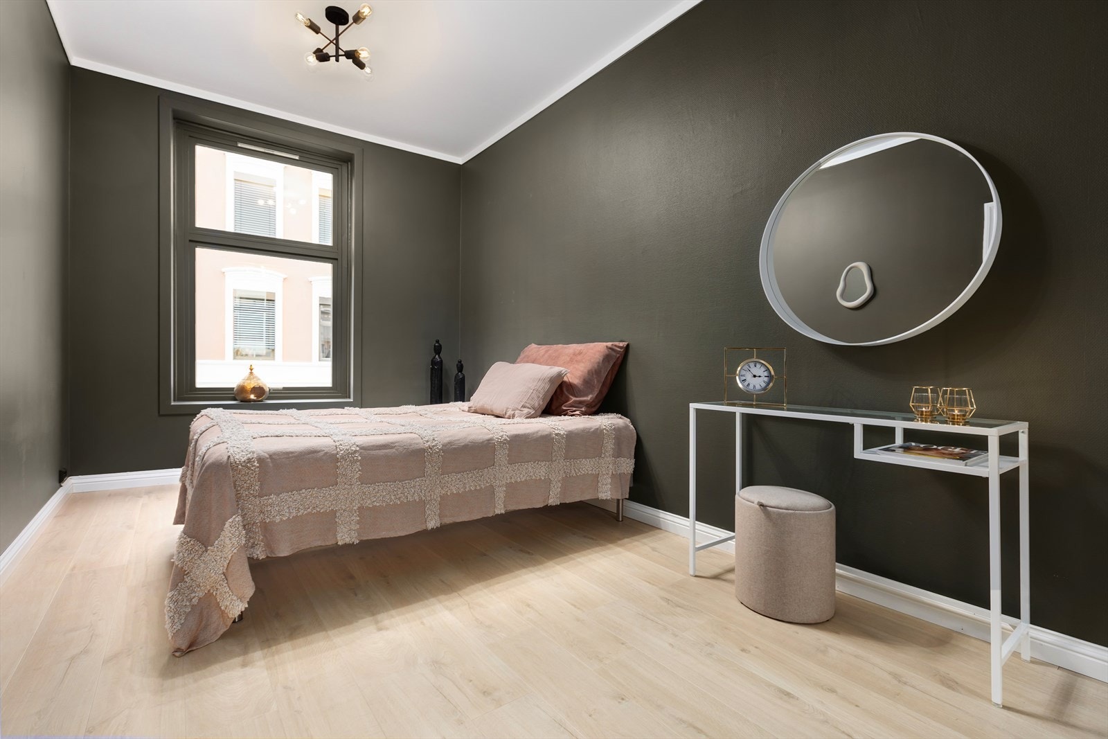 Romslig soverom 2 med god plass til seng og annen innredning Galleribilde