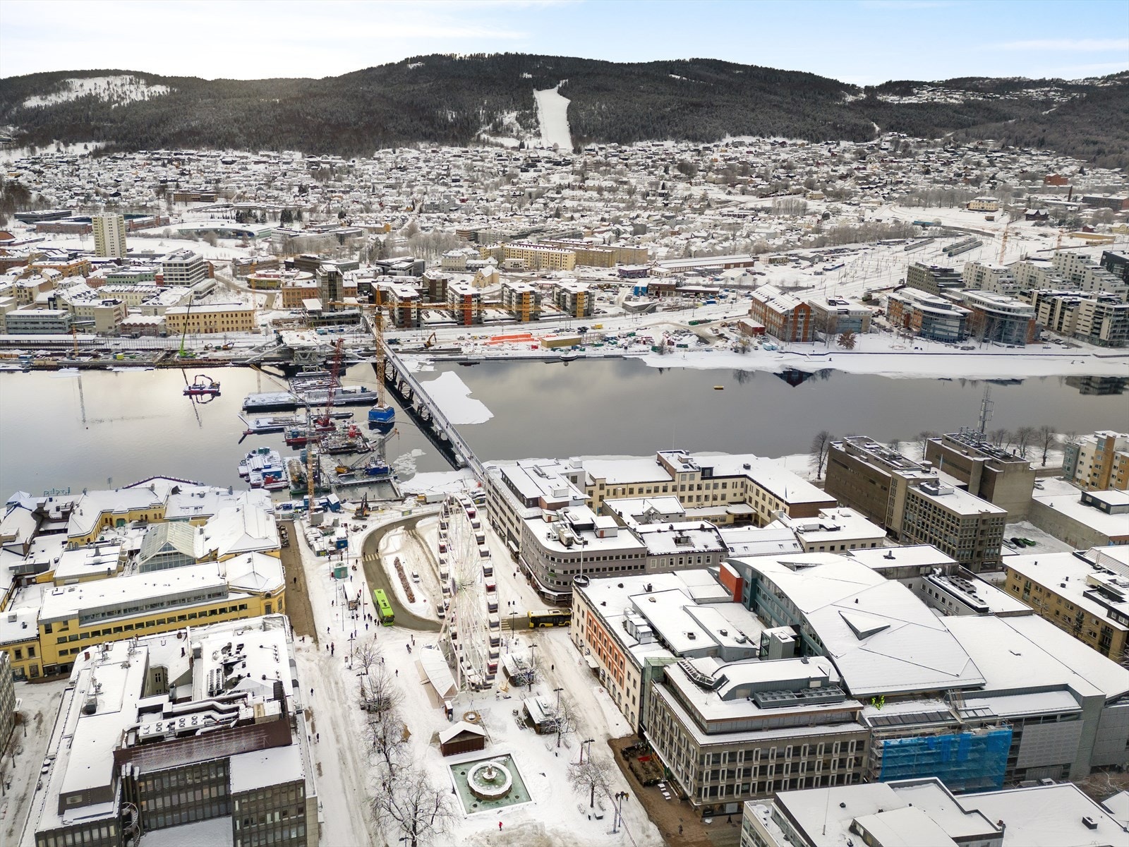 Ca 5-minutters gangavstand til Drammen stasjon med hyppige togavganger til Oslo. Galleribilde