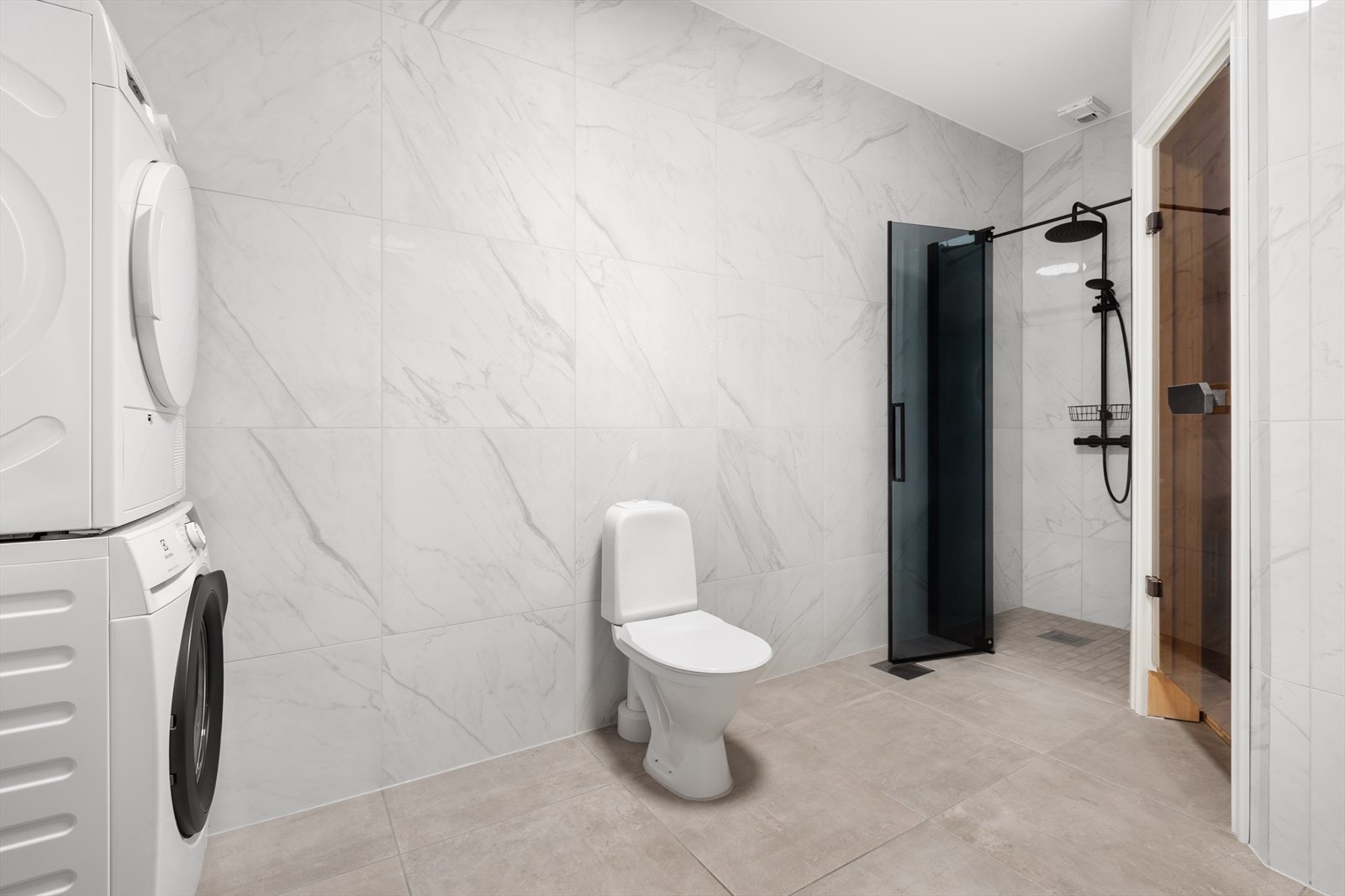 Opplegg for vaskemaskin og tørketrommel. Fra badet er det adkomst til badstue Galleribilde