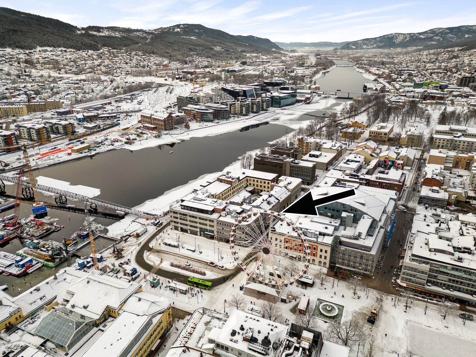 Fine tur- og rekreasjonsområder langs elva, samt flott og stor park med grøntarealer Galleribilde